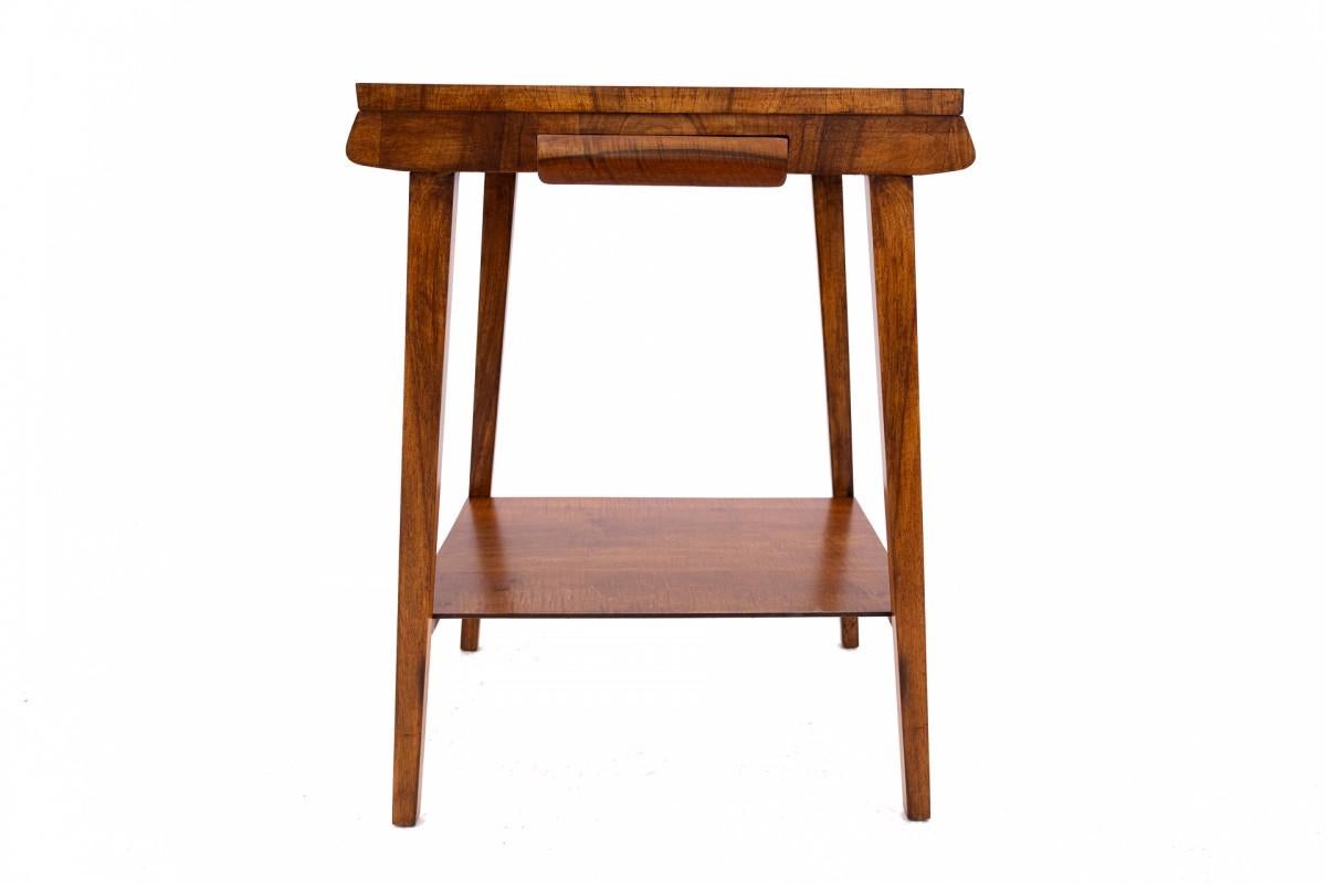 Tavolino da caffè Art Deco del 1940 circa, Polonia.

Mobili in ottime condizioni dopo una ristrutturazione professionale.

Dimensioni: altezza 84 cm / larghezza 63 cm / profondità 48 cm