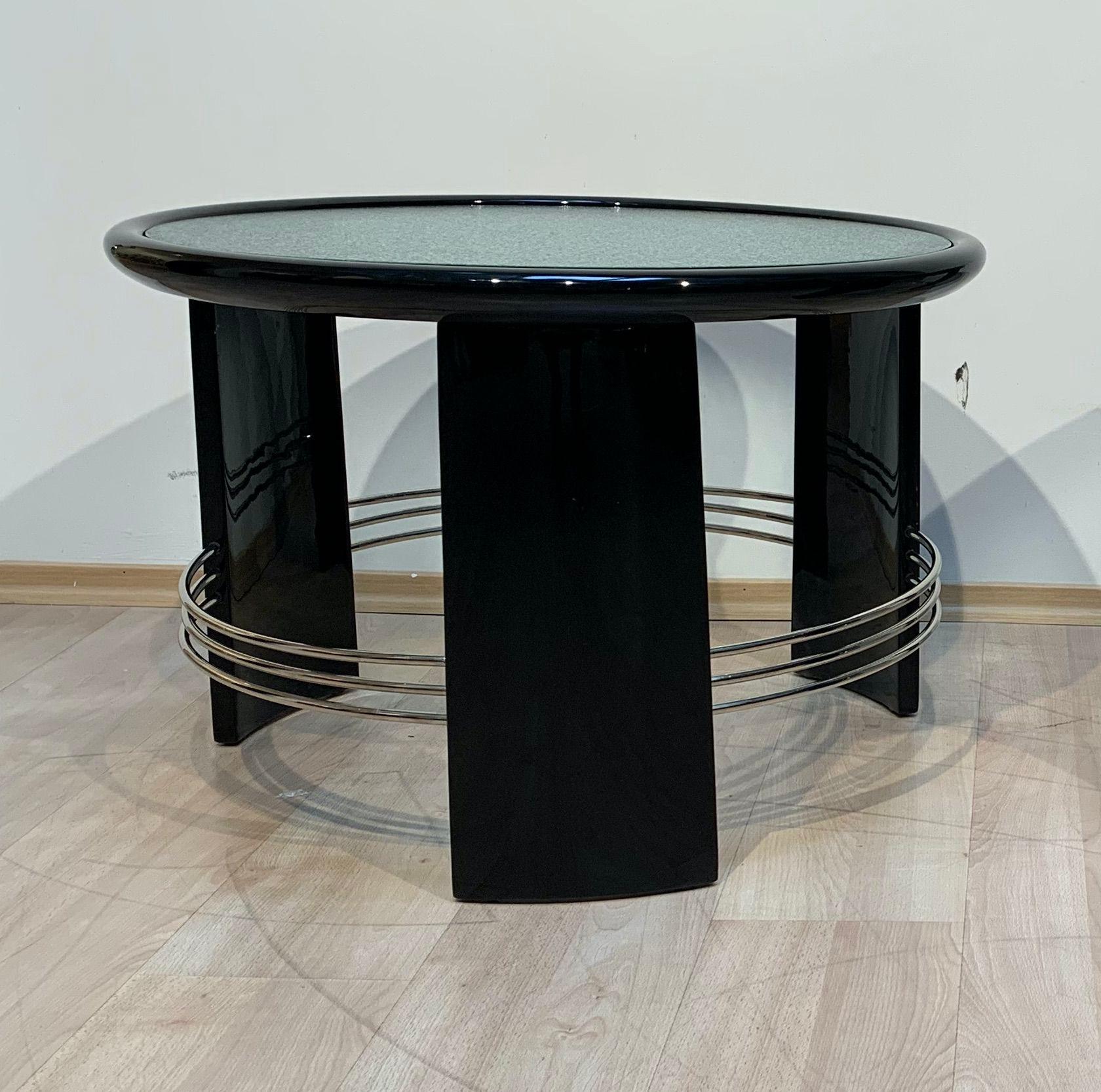 Grande table ronde originale Art Déco pour canapé ou table basse, datant de France vers 1930.
Etat entièrement restauré. Laque piano noire brillante sur bois de chêne massif. Trois pieds avec trois tiges en métal chromé entre chaque pied. Plaque de