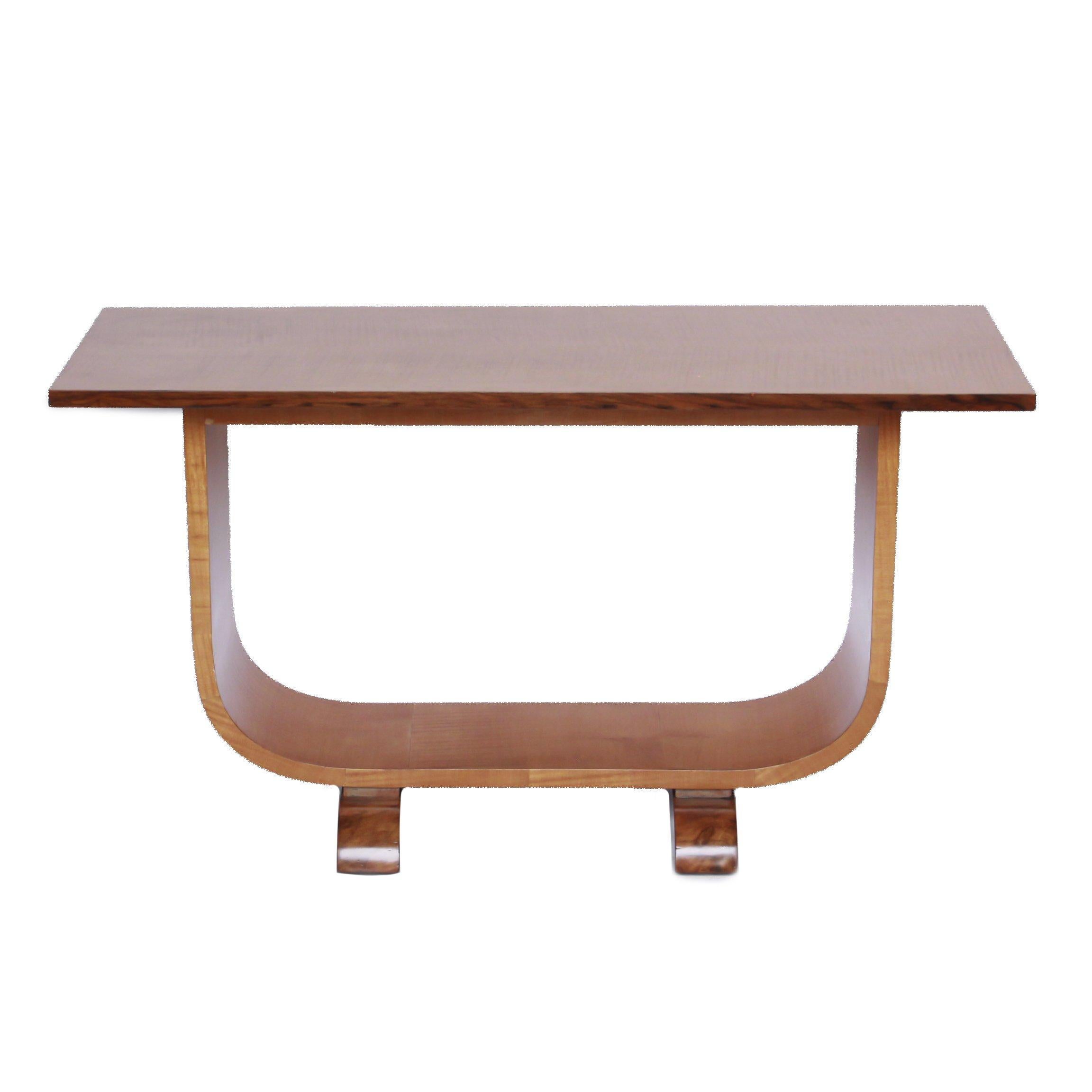 An Art Deco coffee table by Bowman Bros Ltd. satin birch with walnut feet and a u-shaped base.

Dimensions: H 50cm, W 92cm, D 34cm 

Origin: English

Date: circa 1930

Item no: 1911194.