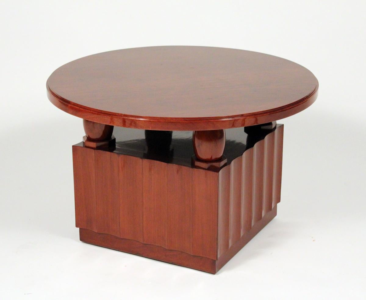 Table basse Art Déco en placage d'acajou avec quatre piliers sculptés en forme d'olive attachés à une base 