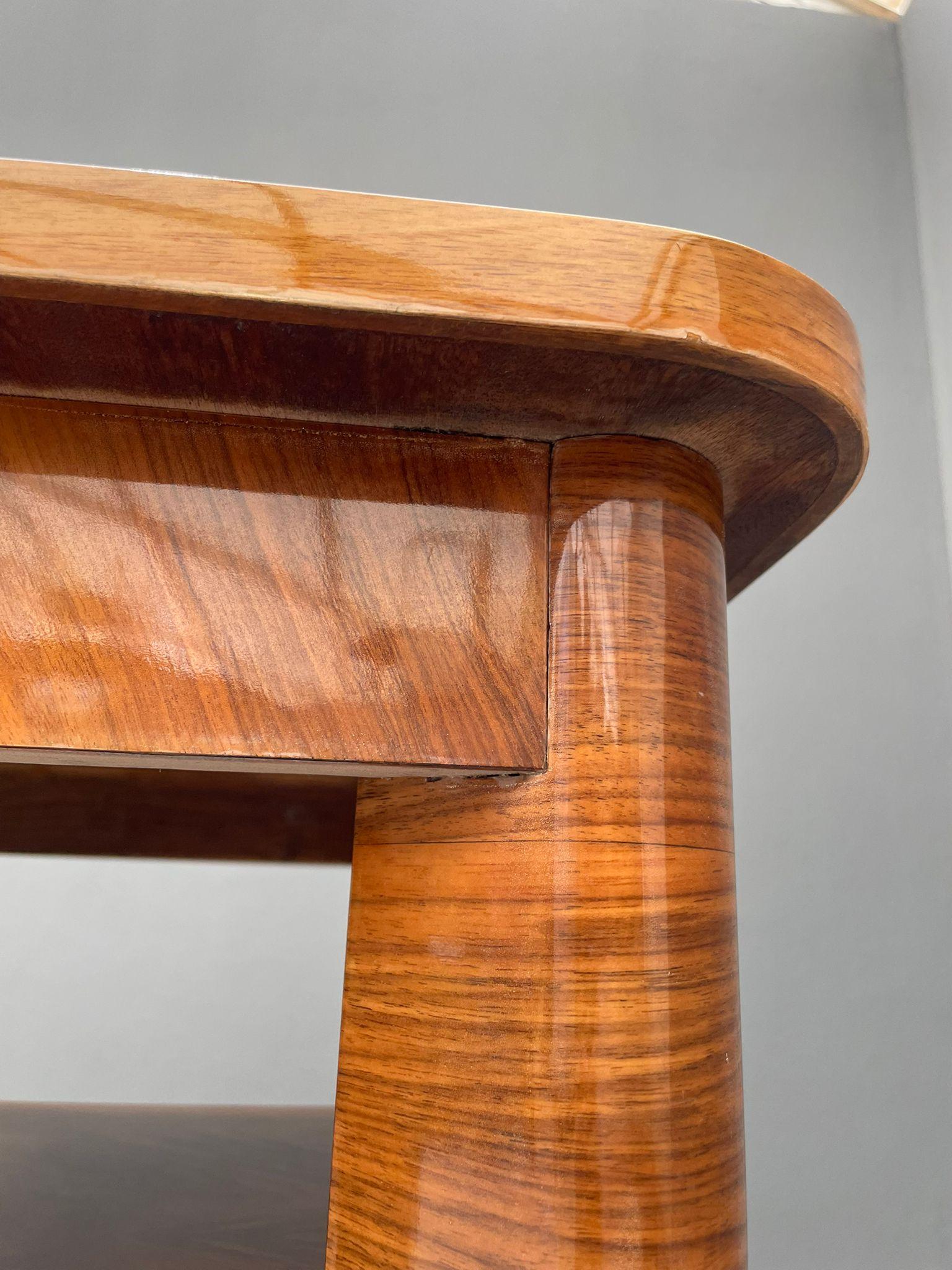 This original Art Deco coffee table was made by Thonet in Czechoslovakia during the 1930s. It represents the high-quality craftsmanship and iconic design associated with the renowned Thonet brand.
The table features a burl walnut veneer, rounded