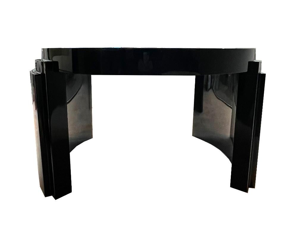 Table basse
La table basse Art déco provient de France et date d'environ 1930. Il est fabriqué en bois de noyer, ce qui lui confère un aspect chaleureux et riche. Cette table est laquée en noir, ce qui lui confère un aspect élégant et moderne et met