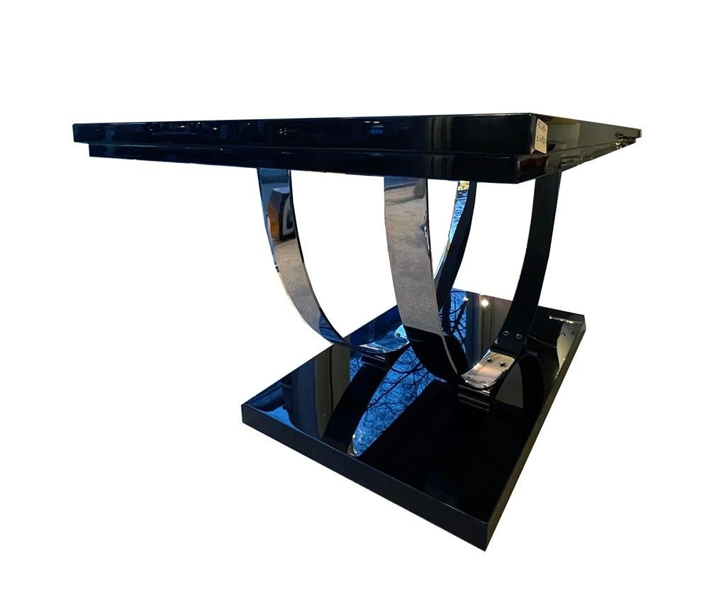 Table basse cubiste
La table basse cubiste Art déco, conçue en France vers 1925, est un exemple exceptionnel de la fusion de deux mouvements artistiques porteurs de tendances. L'esthétique cubiste, qui trouve ses racines au début des années 1900, se