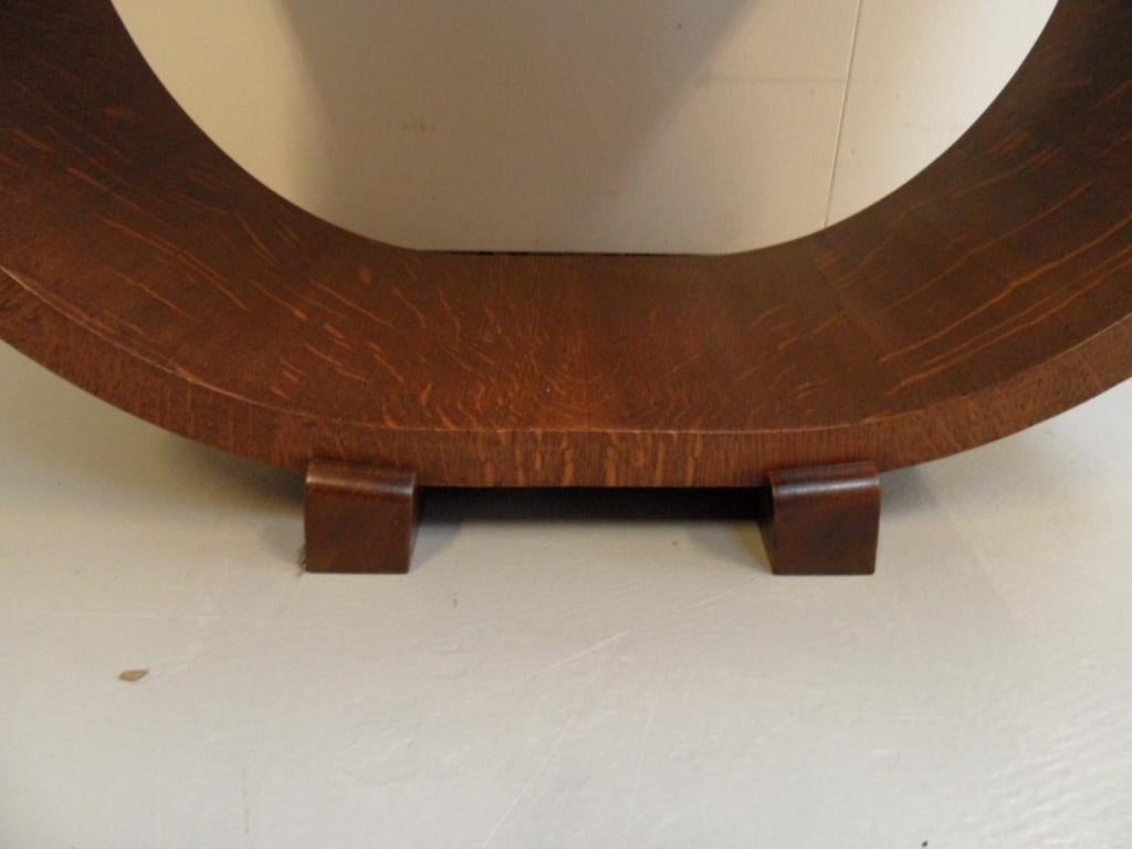 Beautiful oak veneered coffee table in very good condition. The table is stable and has a very nice round shaped base. The top can be made wider with a glass shelf on each side.
The table has been made circa 1925-1935.