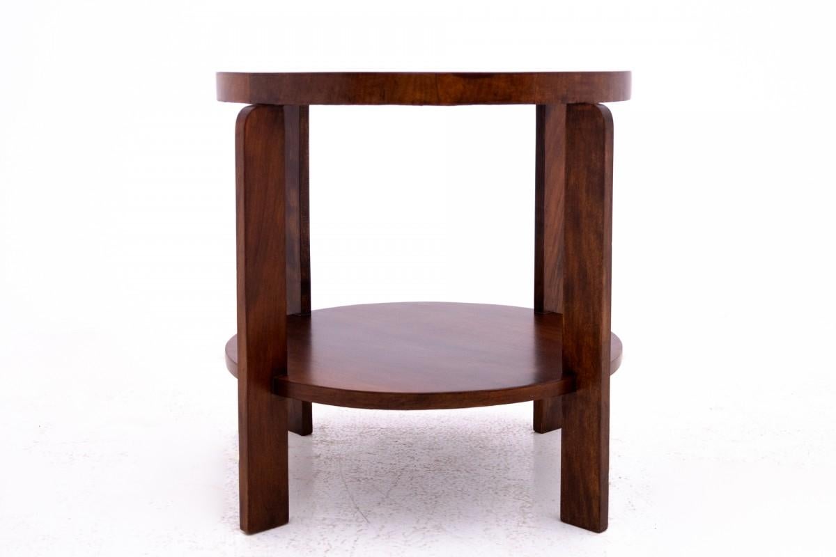 Art Deco coffee table from the 1930s, France.

Furniture in very good condition, after professional renovation.

Wood: walnut

Dimensions: height 61 cm / diameter 60 cm
