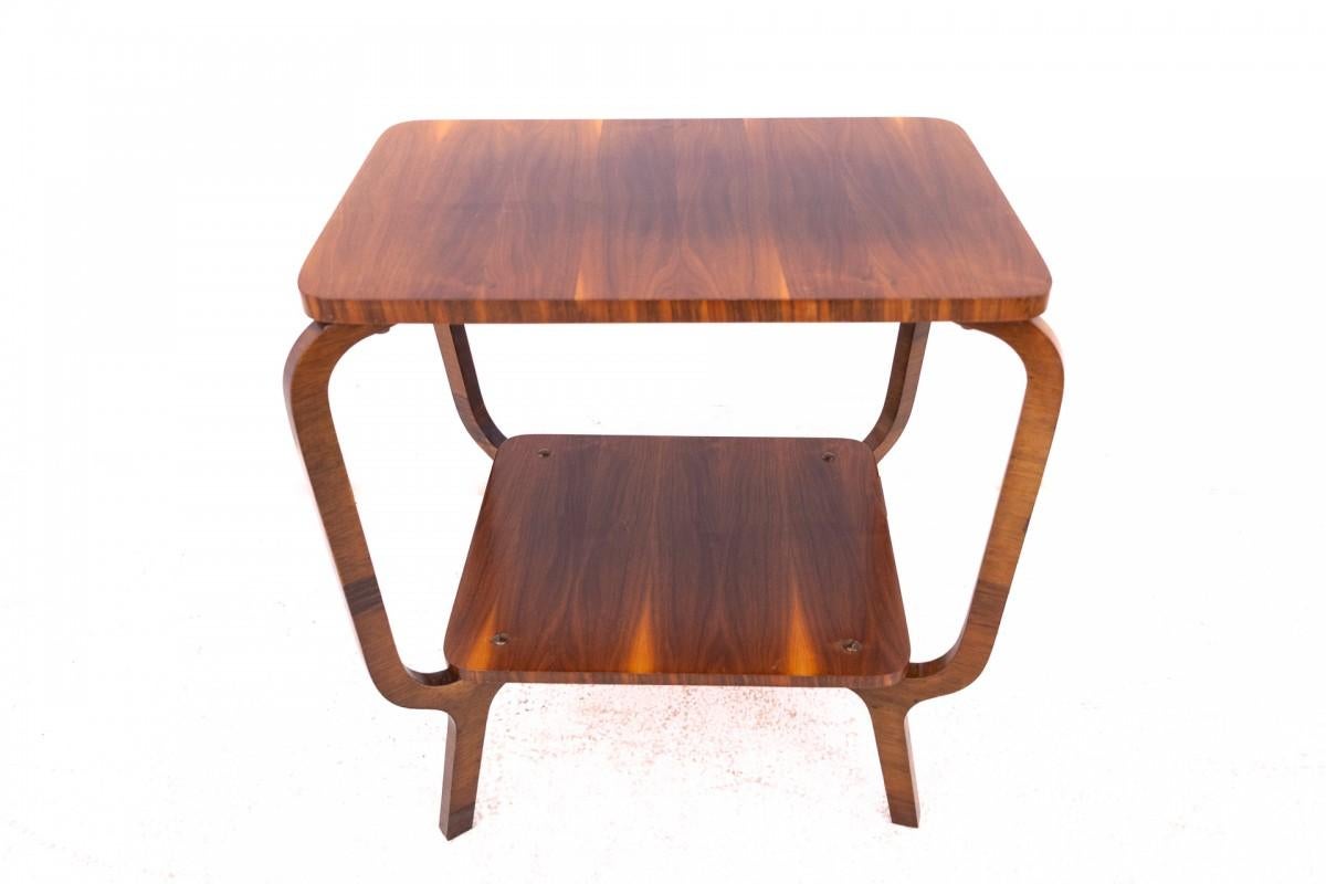 Walnut Art Deco coffee table from the mid-20th century. For Sale