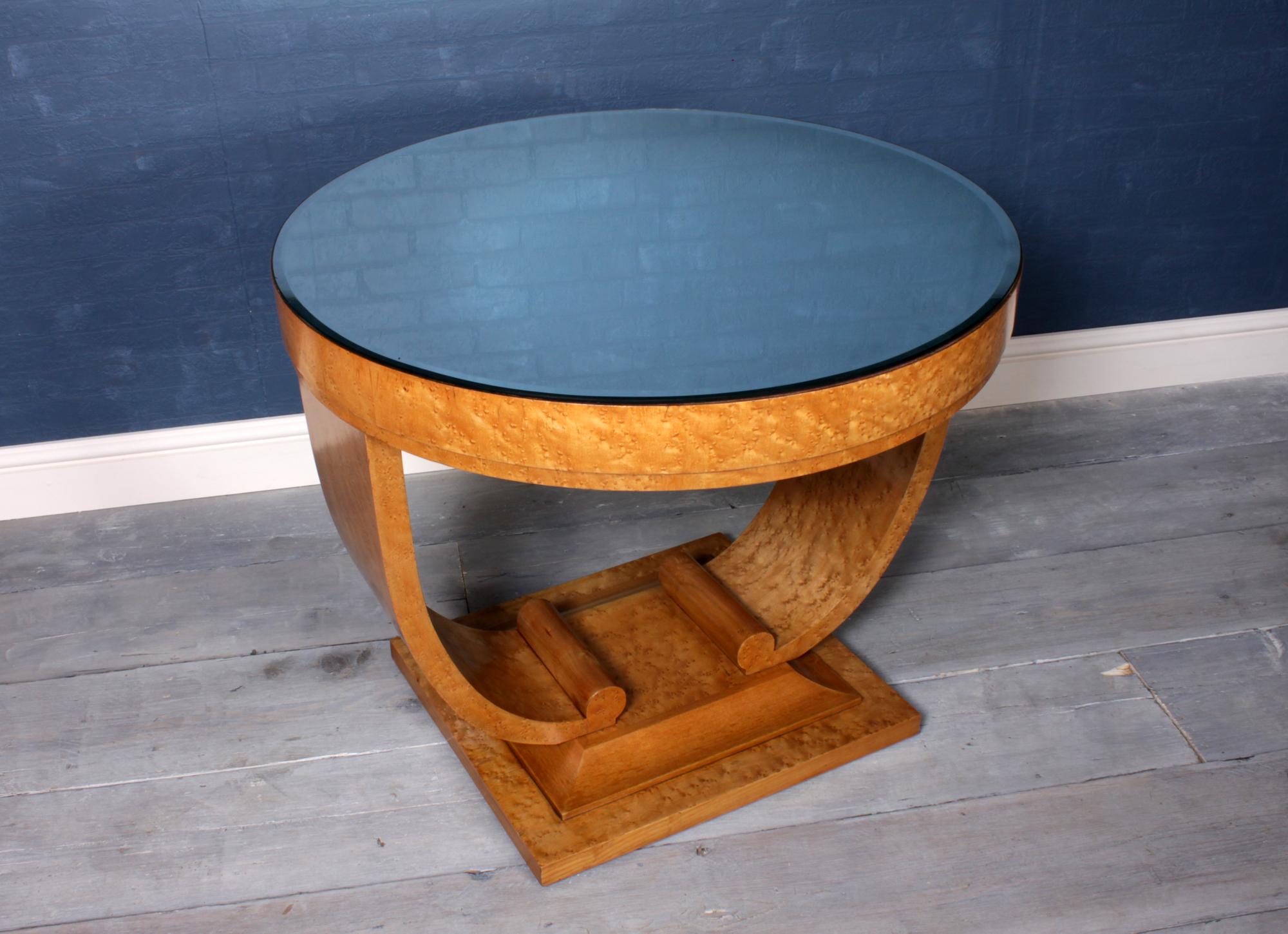 Art Deco coffee table in bird's-eye maple, circa 1930
An Art Deco coffee table with U-base in bird's-eye maple on solid chestnut, the table is of excellent quality and has been full re polished the bevelled mirror top has a few signs of
