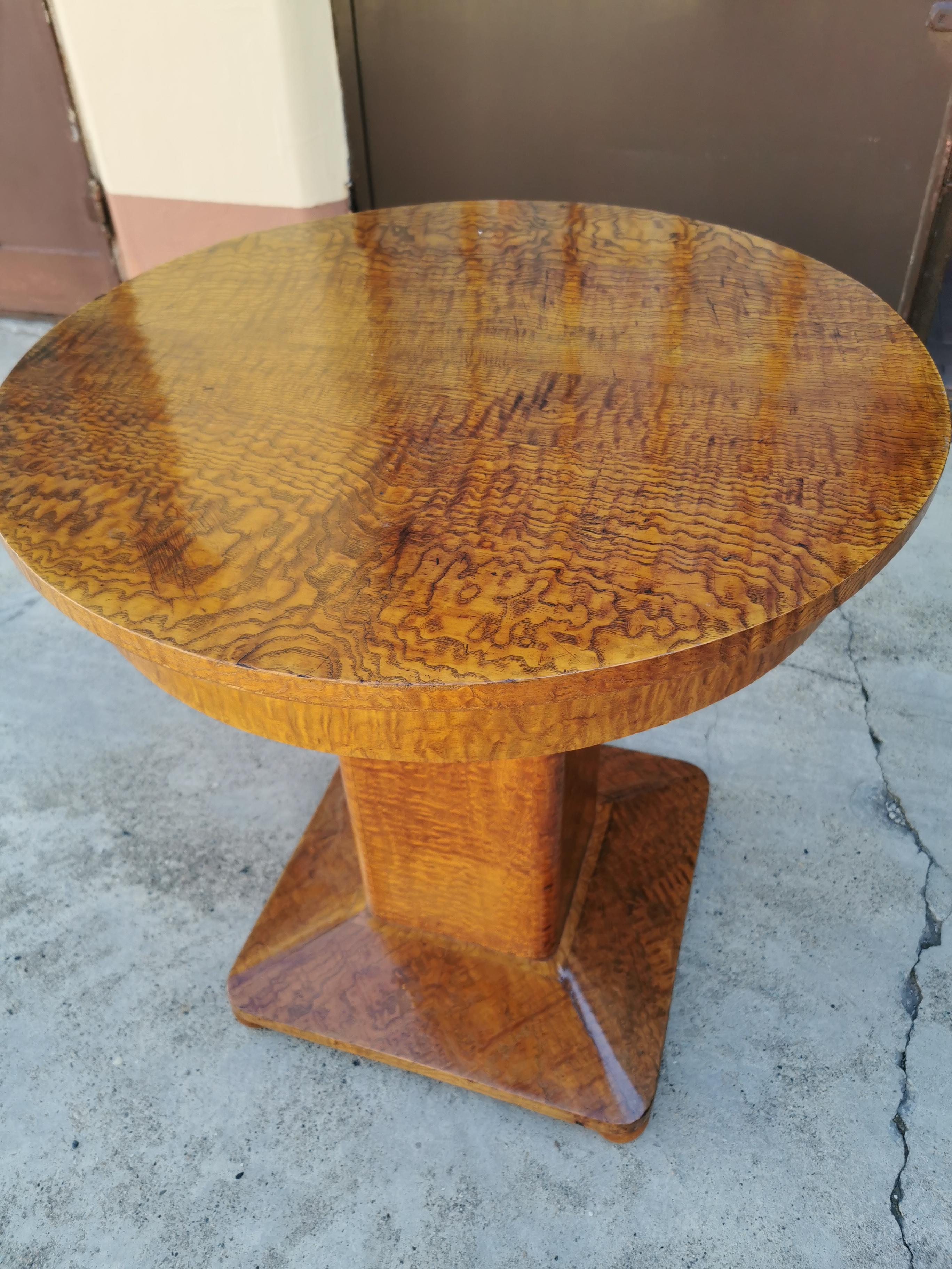Art Deco coffee table in burlwood circa 1920 Italy 
in very good condition with minor signs of agings
particular piece.
seller location : Torino.
Italian art deco coffee table , particular piece hard to find
uniqe shape and quality burlwood