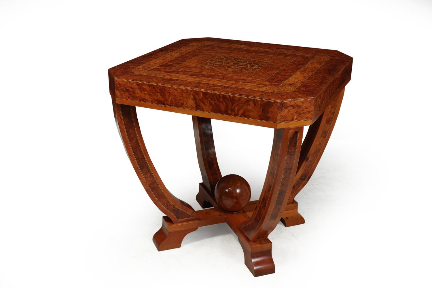 Italian Art Deco Coffee Table in Burr Yew, circa 1930 For Sale