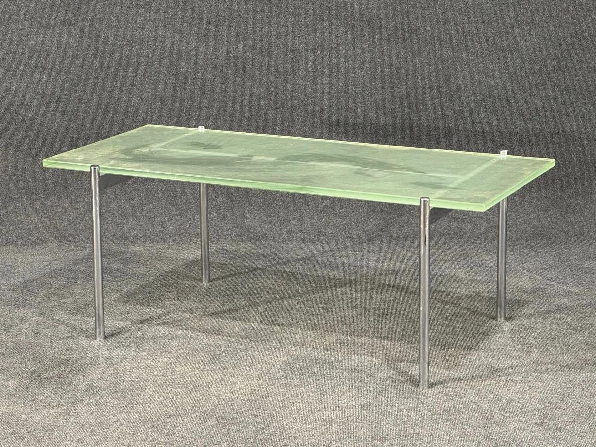 Français Table basse Art Déco en métal chromé, plateau en verre dépoli (style Saint Gobain) en vente