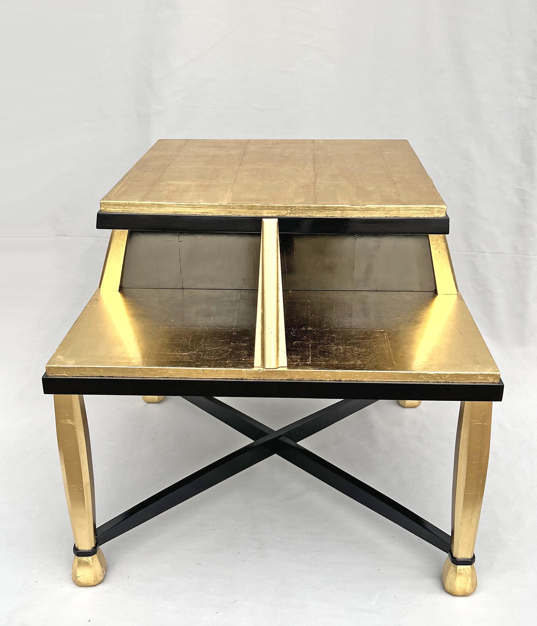 Important coffee table, from Art Deco period to 1925/1930, forming pedestal table or tea table, in black lacquer and gold leaf

The leaf gilding has been restored

Very good condition


Dimensions:
Total height 77 cm, height of the large tray: 50