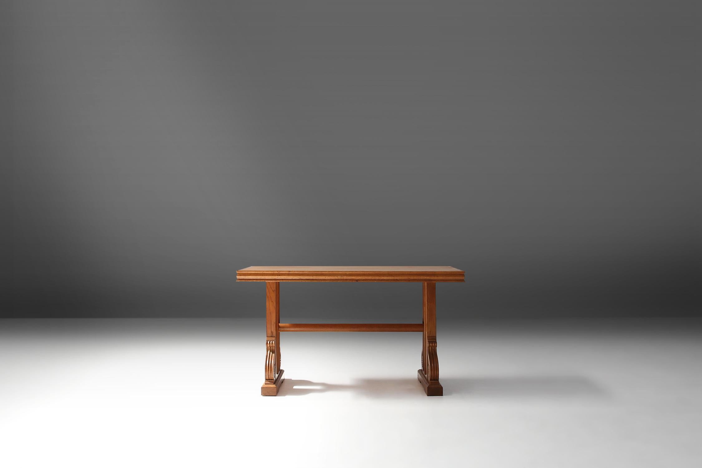 Table basse Art Déco belge en bois de chêne massif.
Magnifique table qui représente la période Art Déco des années 1940.