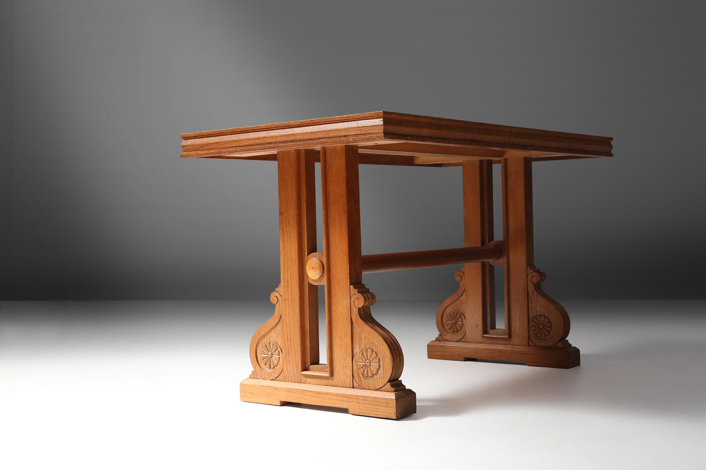 Belge Table basse Art Déco en chêne des années 1940 en vente