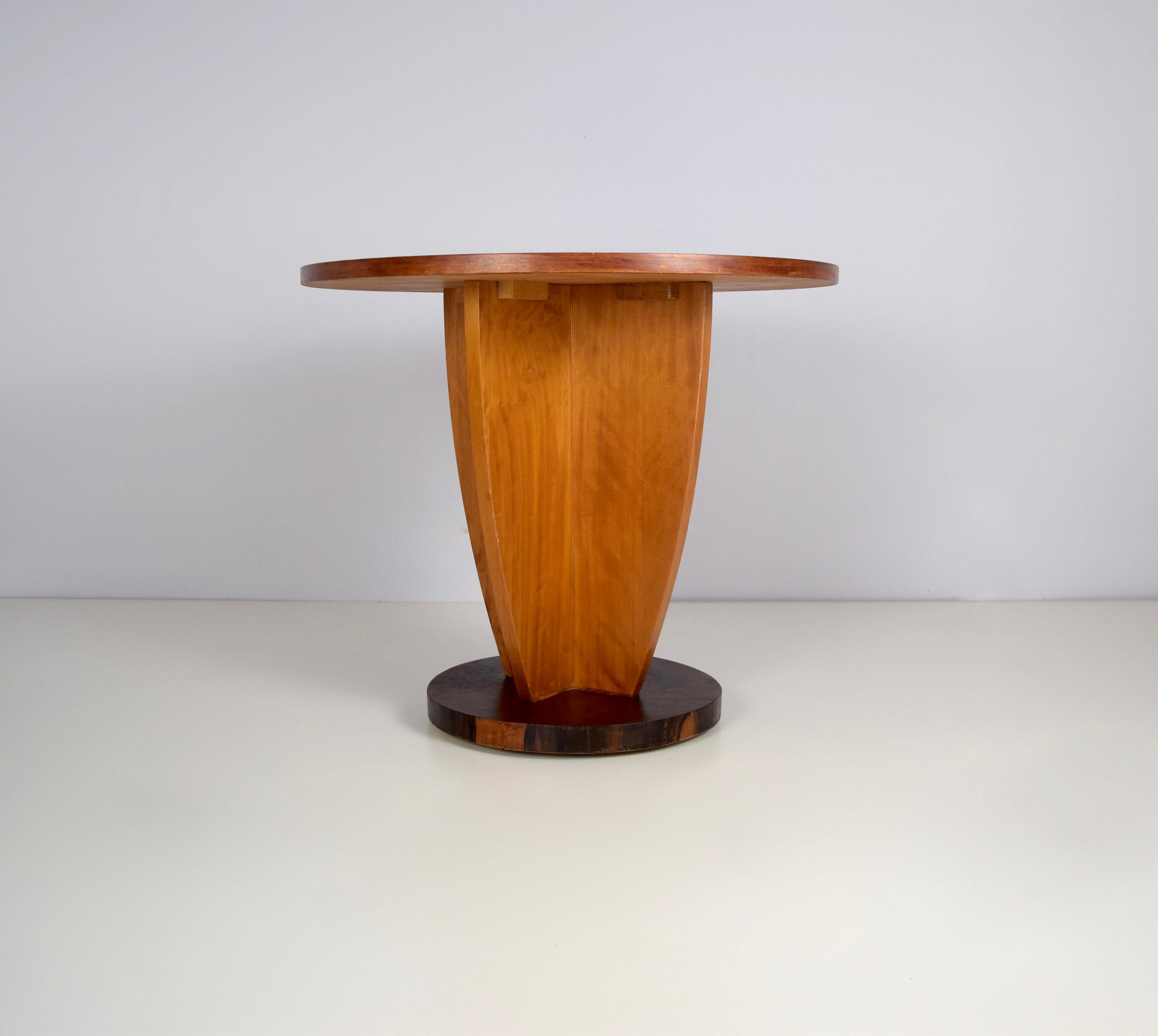 Art Deco coffee table in oak and Coromandel, The Hague School, 1930s. It has a round top with a foot with three equal sides. The dark wood is Coromandel wood. The design is classy and modest, typical for Dutch Art Deco, The Hague school. It is in
