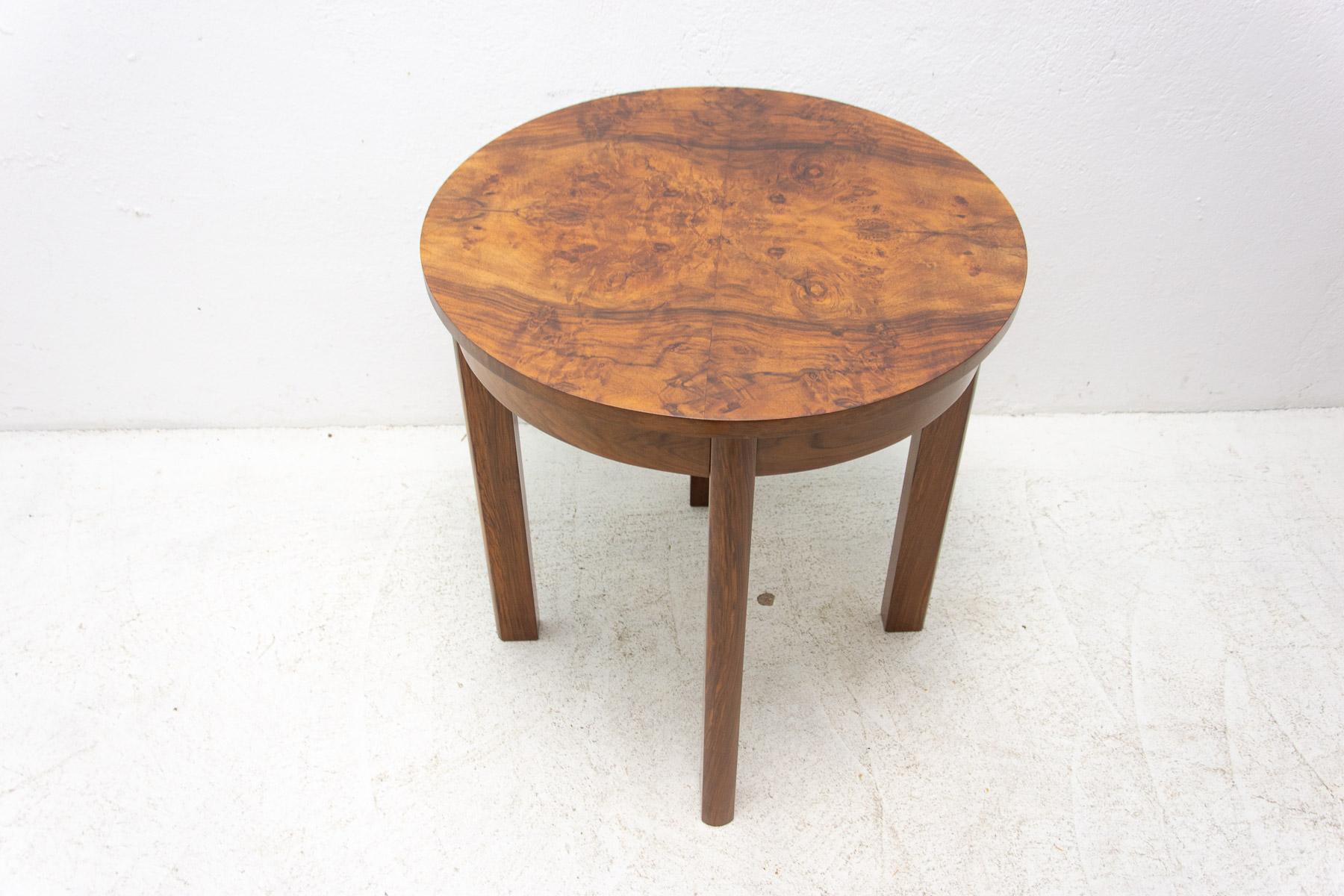  ART DECO coffee table in valnut, Czechoslovakia, 1940´s For Sale 5
