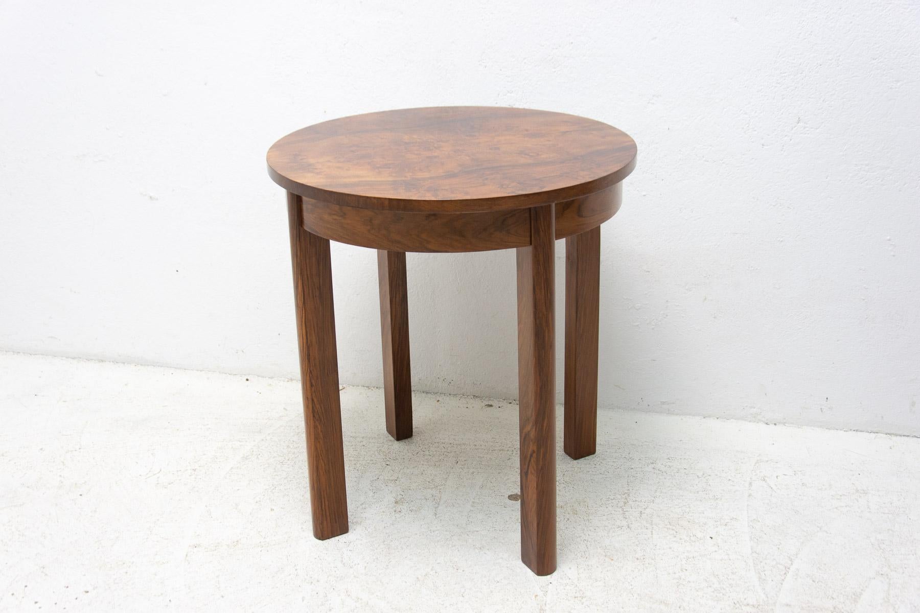 ART DECO round coffee table, made in Czechoslovakia in the 1940´s.

It´s made of walnut.

In excellent condition, fully renovated.

Height 71 cm, diameter 65 cm.
