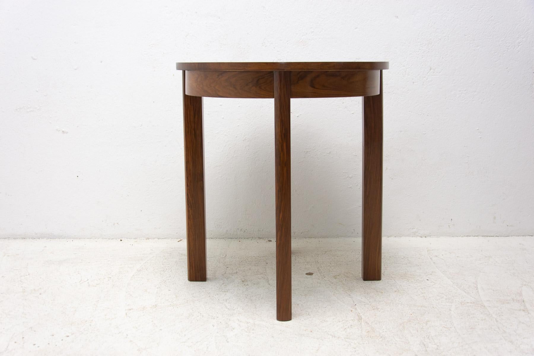  ART DECO coffee table in valnut, Czechoslovakia, 1940´s For Sale 1