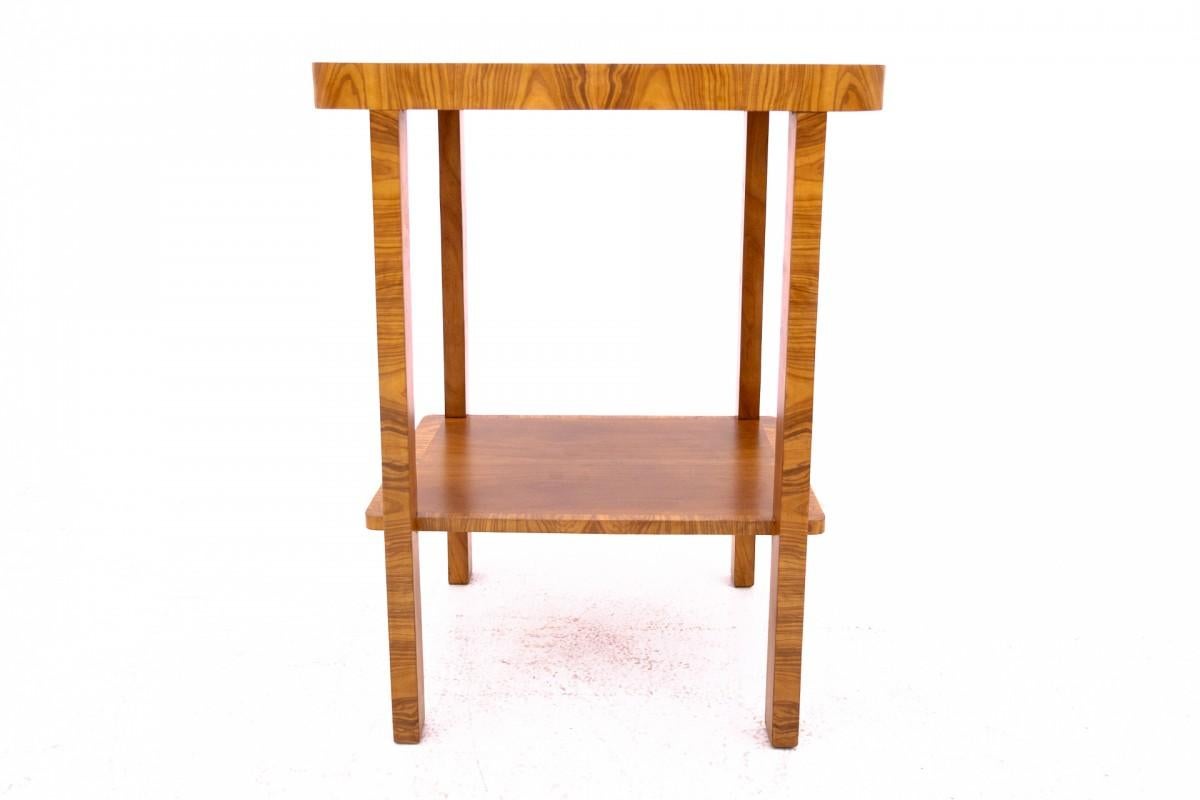 Table basse Art déco du milieu du XXe siècle, Pologne.

Meubles en très bon état, après une rénovation professionnelle.

Dimensions : hauteur 86 cm / largeur 65 cm / profondeur 50 cm