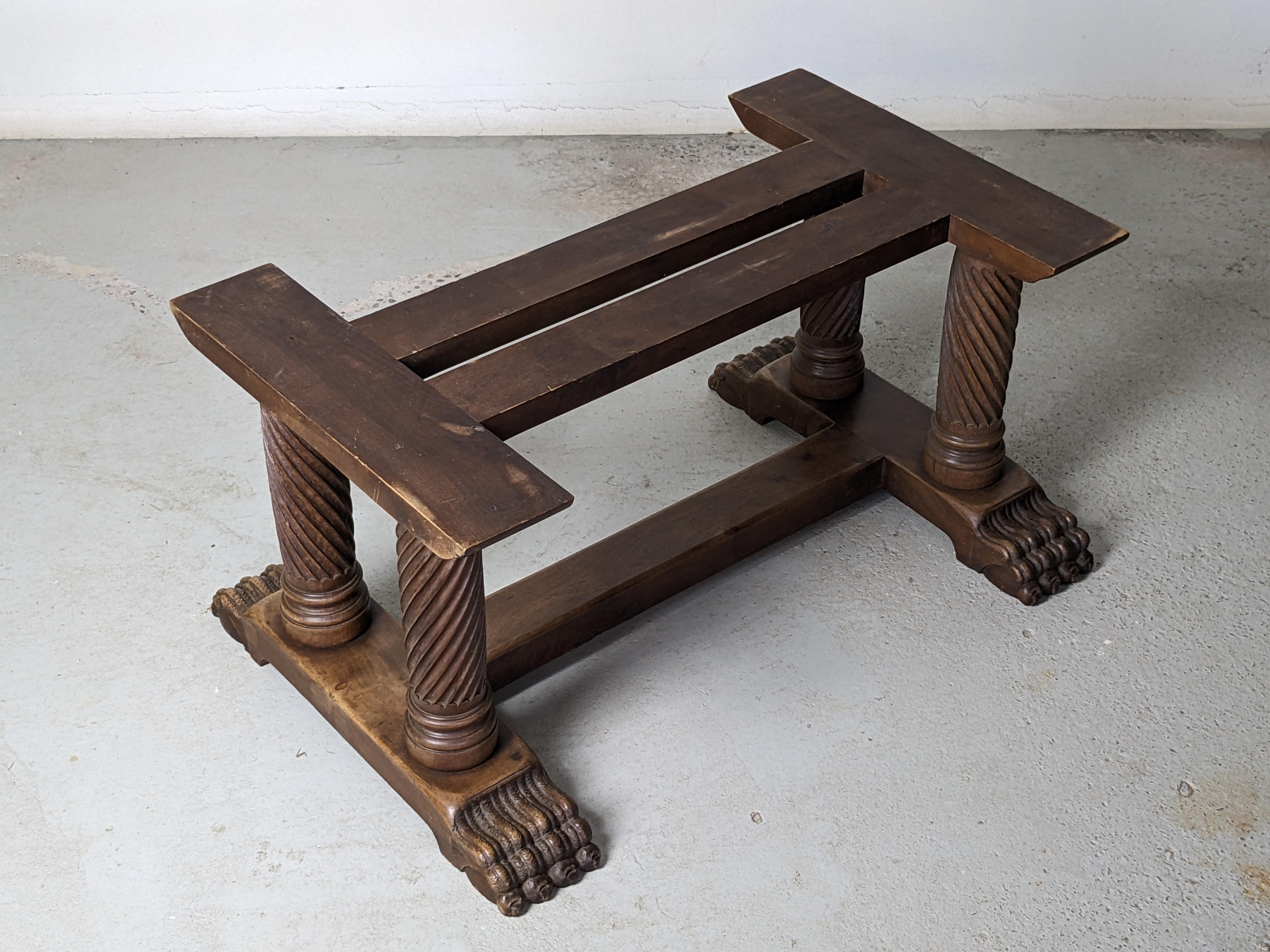 Table basse Art Déco, base en bois sculpté et plateau en travertin, France, années 1940 en vente 5