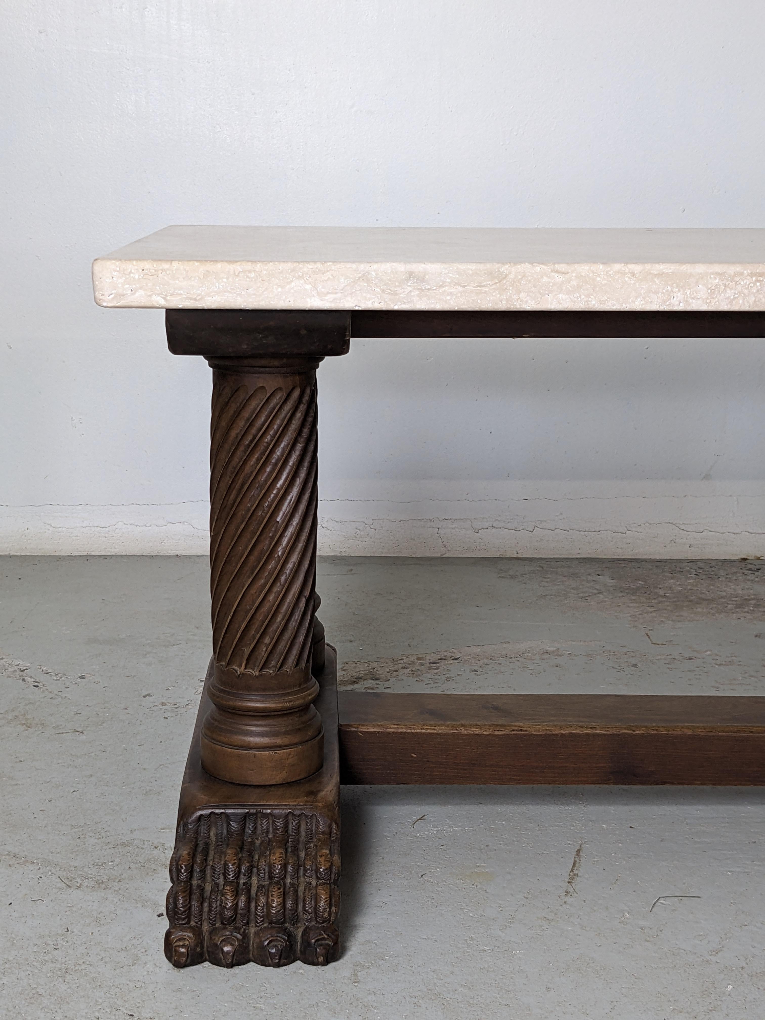 Milieu du XXe siècle Table basse Art Déco, base en bois sculpté et plateau en travertin, France, années 1940 en vente
