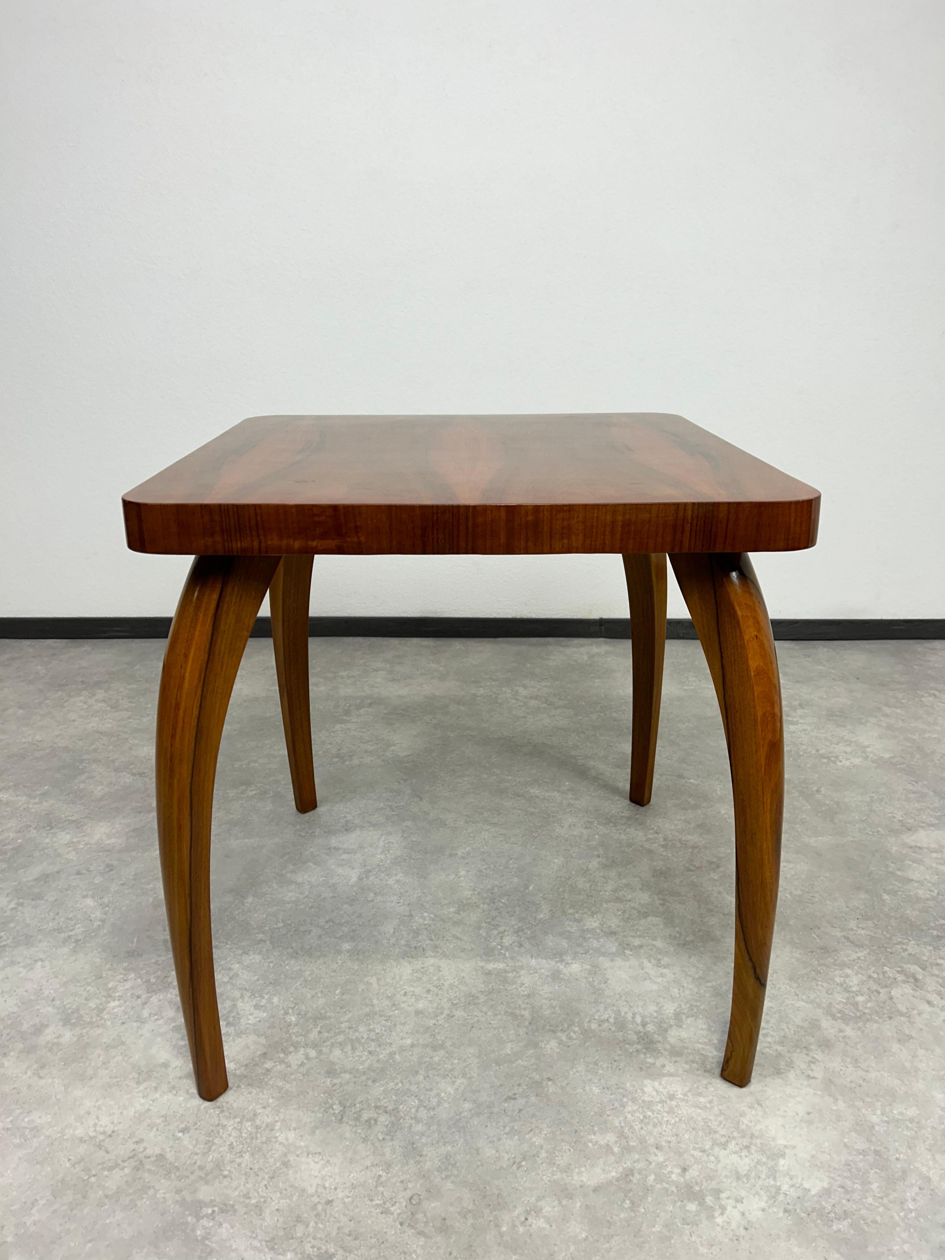 Table basse Art déco Spider de Jindřich Halabala. Teinté et repoli par des professionnels.