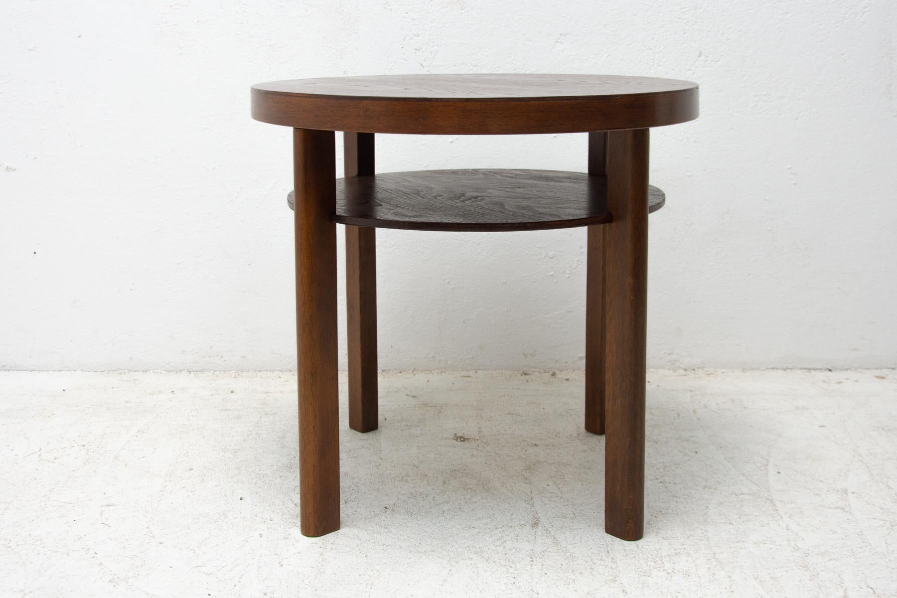 Round occasional table Art Deco, 1930´s. It´s made of oak wood. It´s marked Thonet.

In very good Vintage condition.