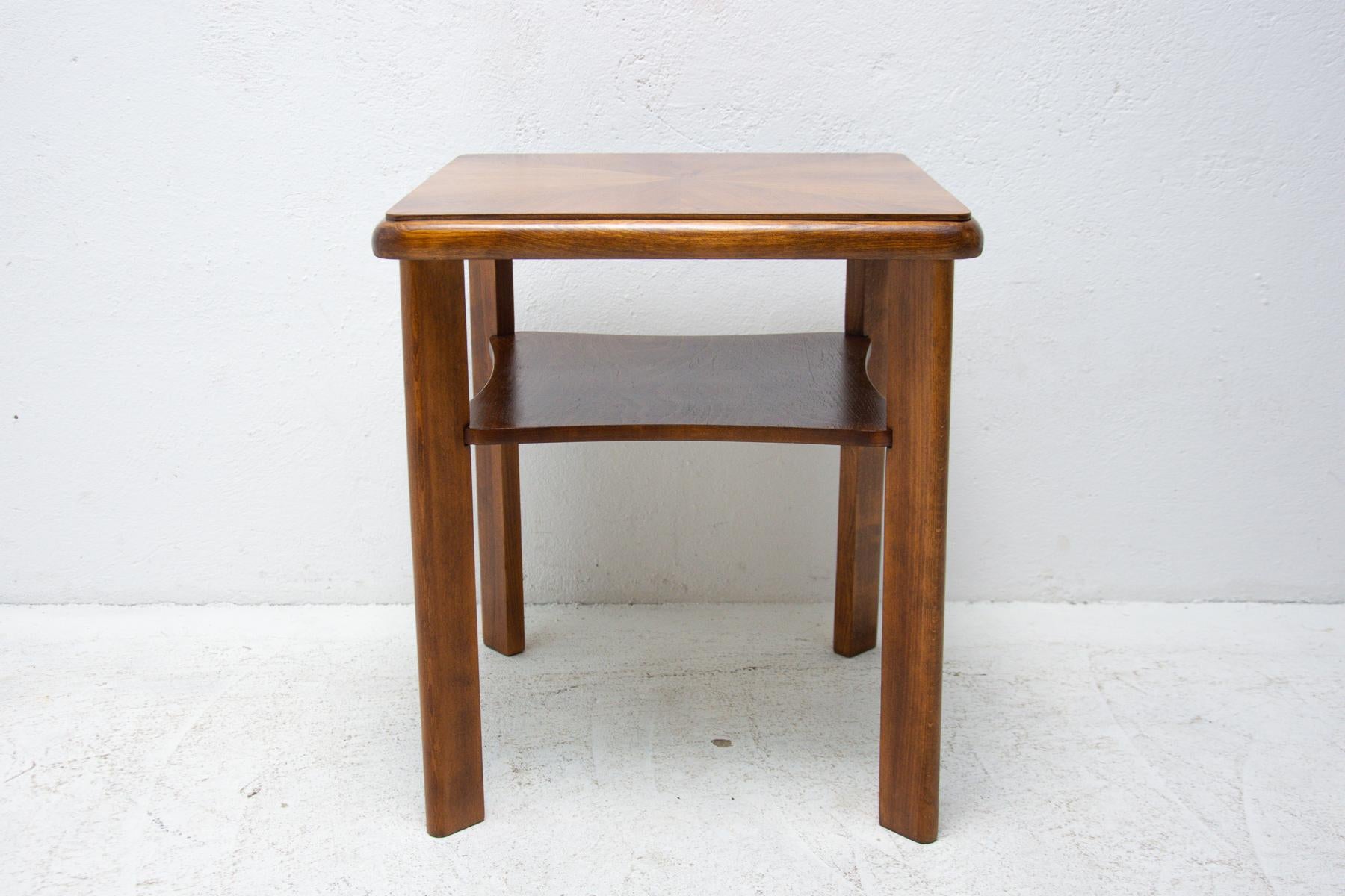Dieser Couchtisch wurde von der Firma Thonet in den 1950er Jahren in der ehemaligen Tschechoslowakei hergestellt. Er ist aus Walnuss- und Eichenholz gefertigt und am Boden mit Thonet gekennzeichnet.

In sehr gutem Vintage-Zustand.
