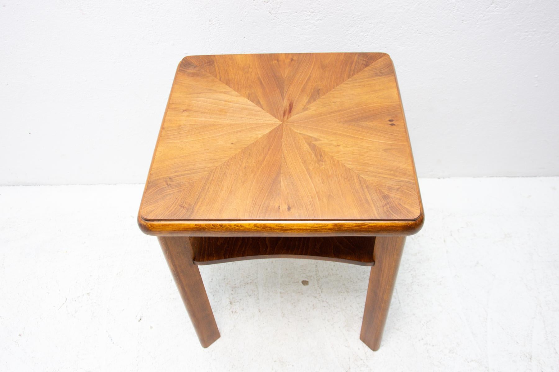 Art Deco Couchtisch Thonet, 1930er Jahre, Tschechoslowakei (Holz) im Angebot