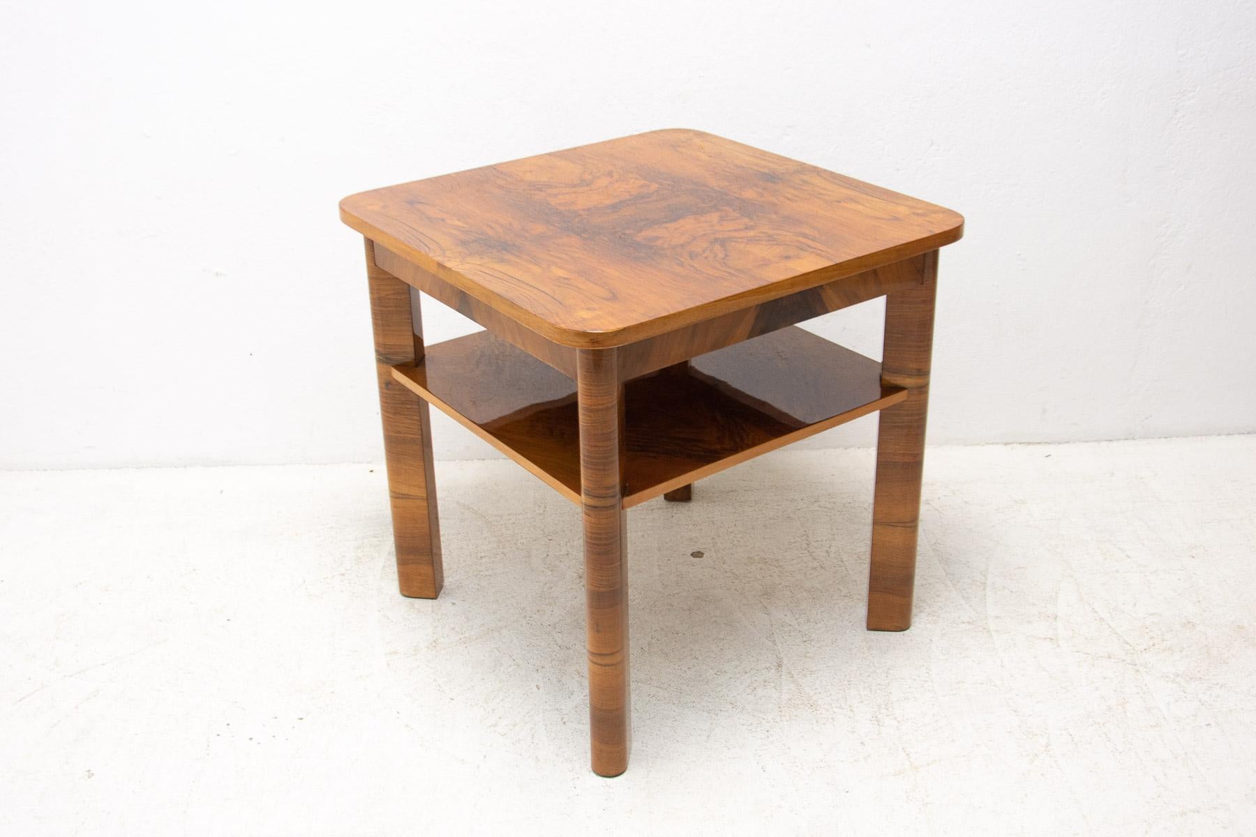 Cette table basse Art déco a été fabriquée dans l'ancienne Tchécoslovaquie dans les années 1930. Attribut THONET. Il est plaqué par le placage de ronce de noyer. En excellent état - entièrement rénové à un haut niveau de brillance.

Mesures :