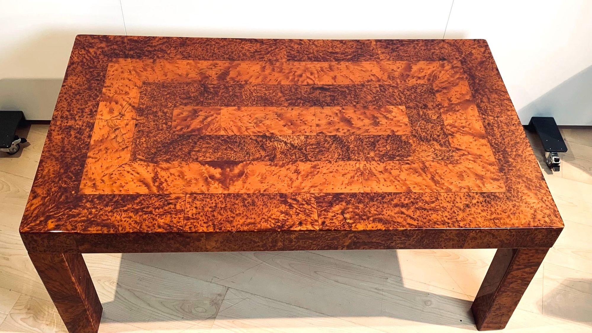 Magnifique table rectangulaire Art Déco pour canapé ou table basse en placage de ronce et laque, datant de France vers 1930.
Bois de loupe/racine de thuya (également appelé bois de Calle ou similaire à la loupe d'Amboyna) et placage d'érable à œil