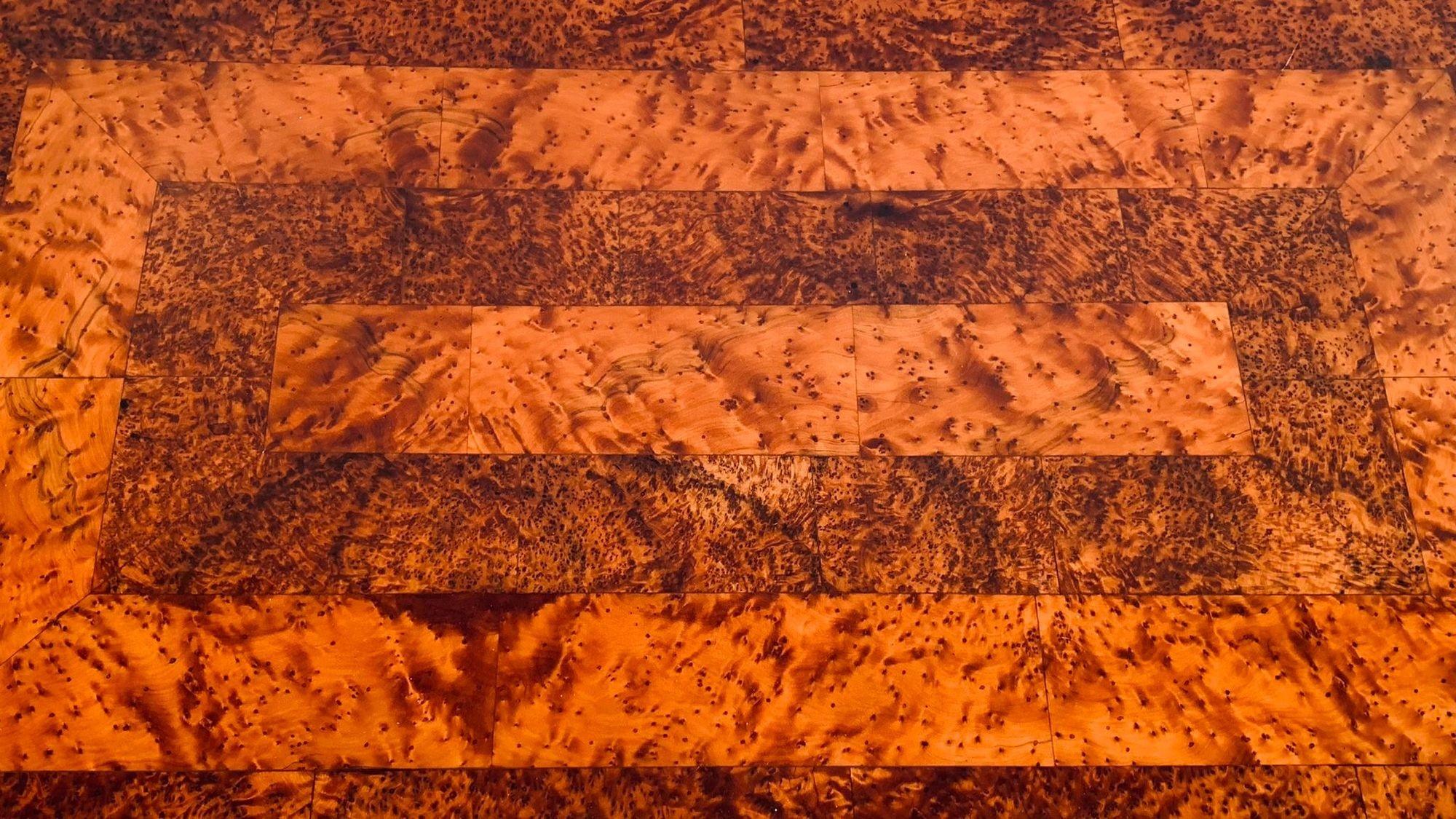 Français Table basse Art Déco, placage de loupe de thuya, laque, France circa 1930 en vente