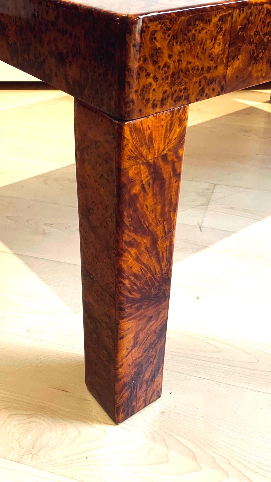 Milieu du XXe siècle Table basse Art Déco, placage de loupe de thuya, laque, France circa 1930 en vente
