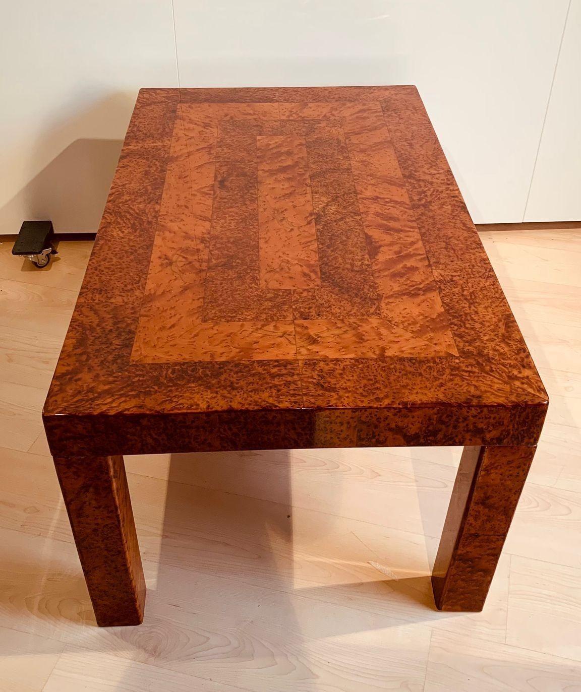 Bois tendre Table basse Art Déco, placage de loupe de thuya, laque, France circa 1930 en vente