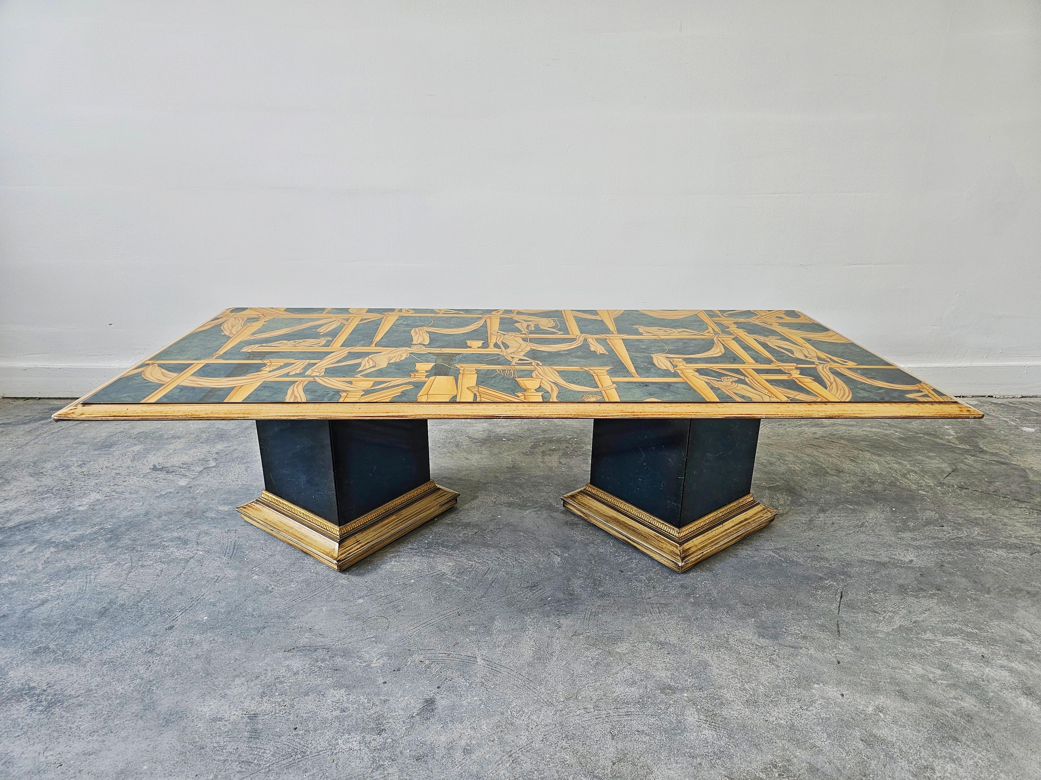 Vous trouverez dans cette annonce une superbe table basse d'inspiration Art déco avec un superbe plateau, qui a été conçu à l'origine par Gio Ponti pour le célèbre fabricant de céramiques Richard Ginori en 1923. Le dessin original a d'abord été
