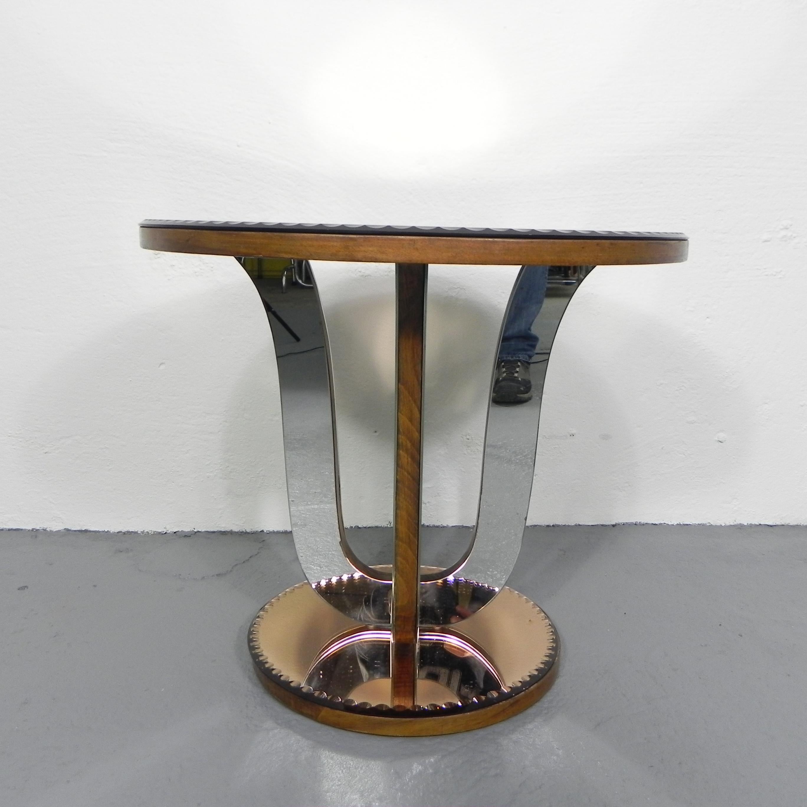 Couchtisch im Art déco-Stil mit Spiegelglas und Nussbaumfurnier im Zustand „Gut“ im Angebot in EINDHOVEN, NL