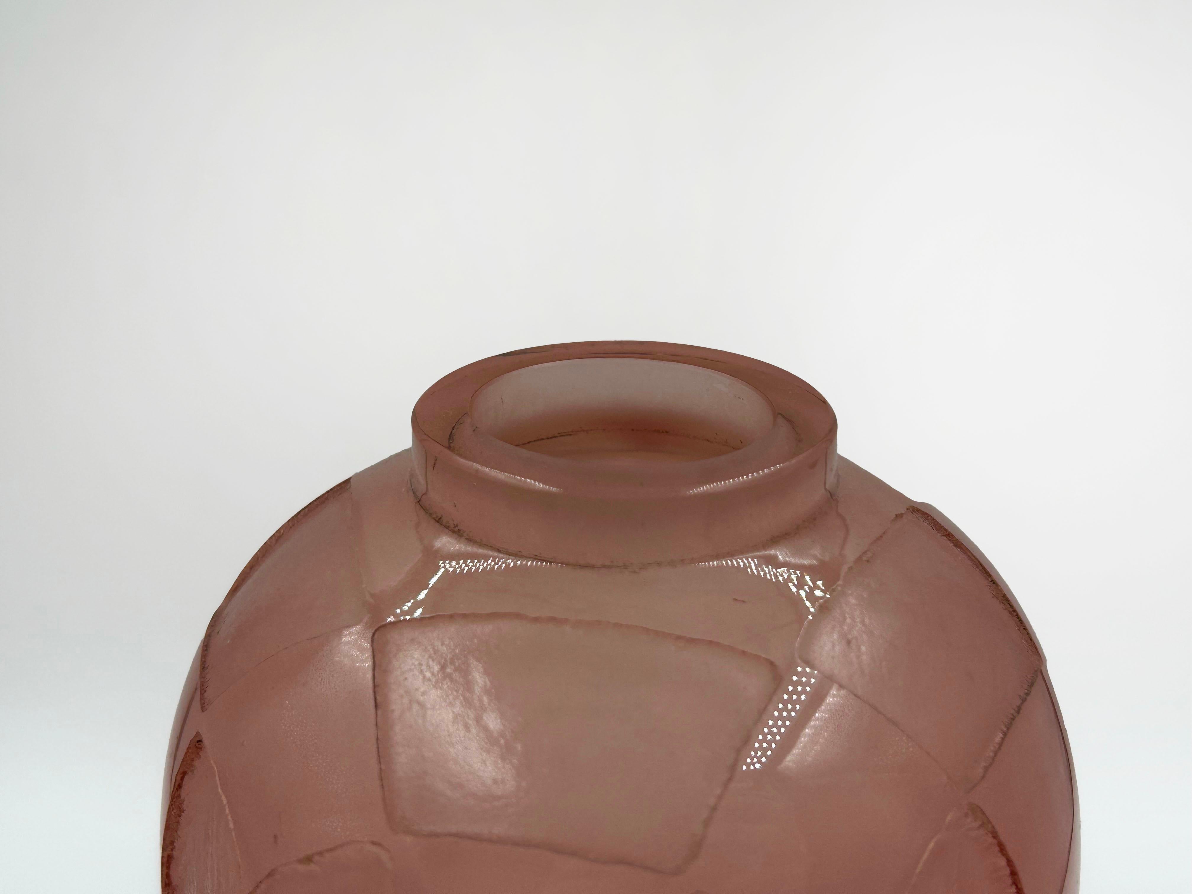 Vaso Art Déco Cognac di Charder
Vaso in stile Art Déco color cognac con finitura satinata che gli conferisce un aspetto morbido e opaco. Il design del corpo del vaso è caratterizzato da pannelli verticali in rilievo e strutturati, che creano un