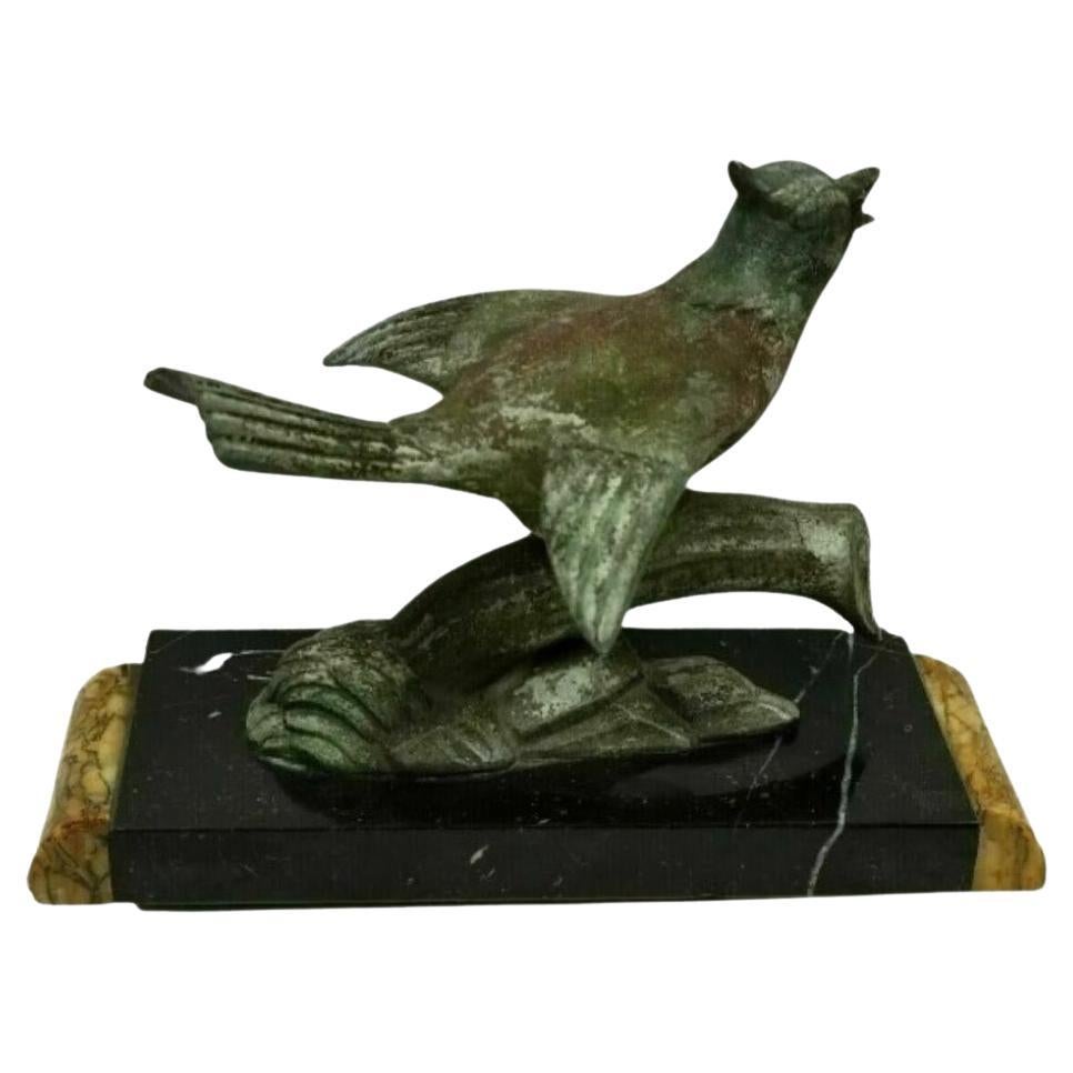 Kalt bemalte Bronzefigur eines Vogels auf einem Zweig im Art déco-Stil