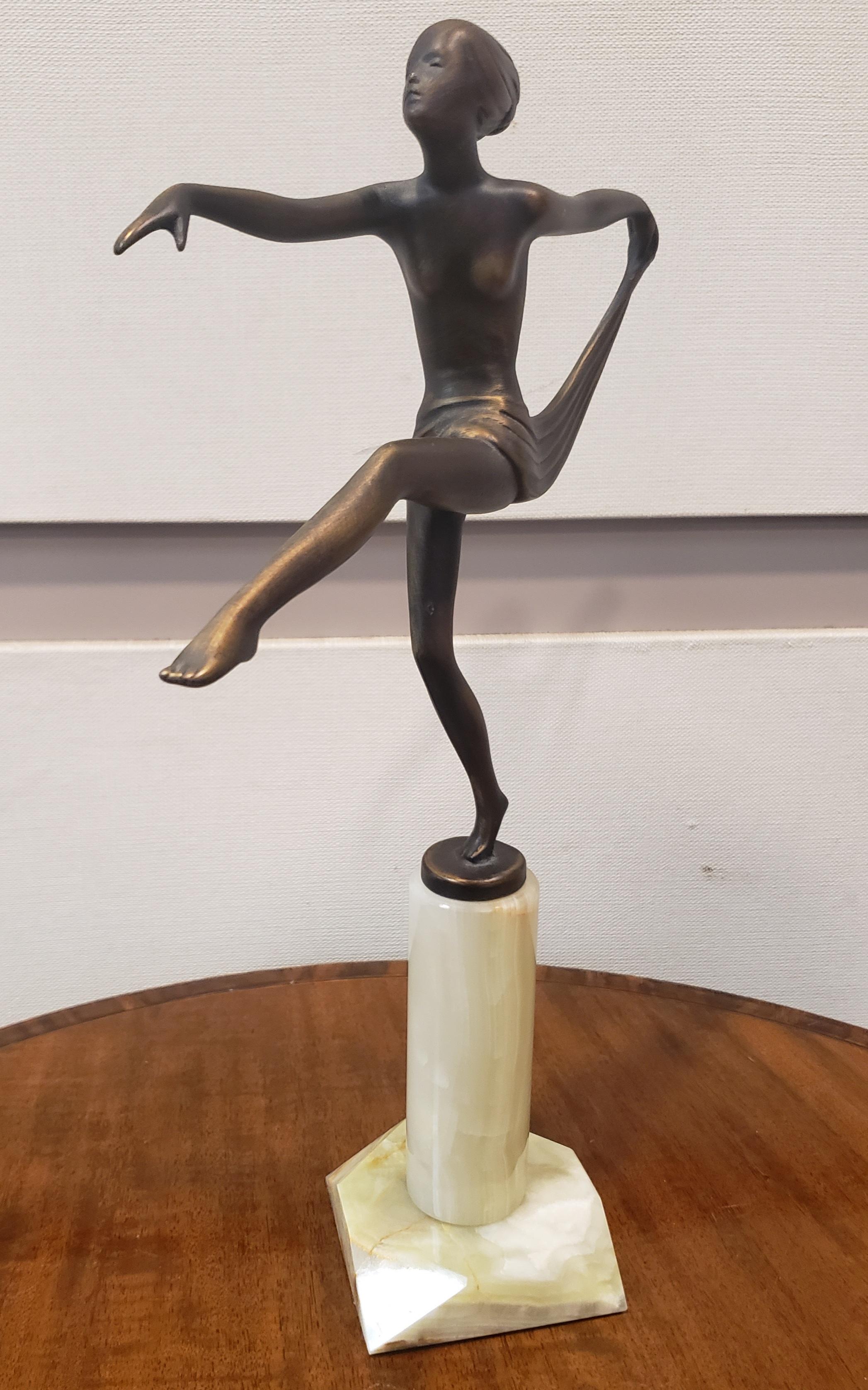 Art-Déco-Skulptur aus kalt bemalter Bronzeskulptur mit dem Titel „Schal Tänzerin“ von Josef Lorenzl (Kaltmalerei) im Angebot
