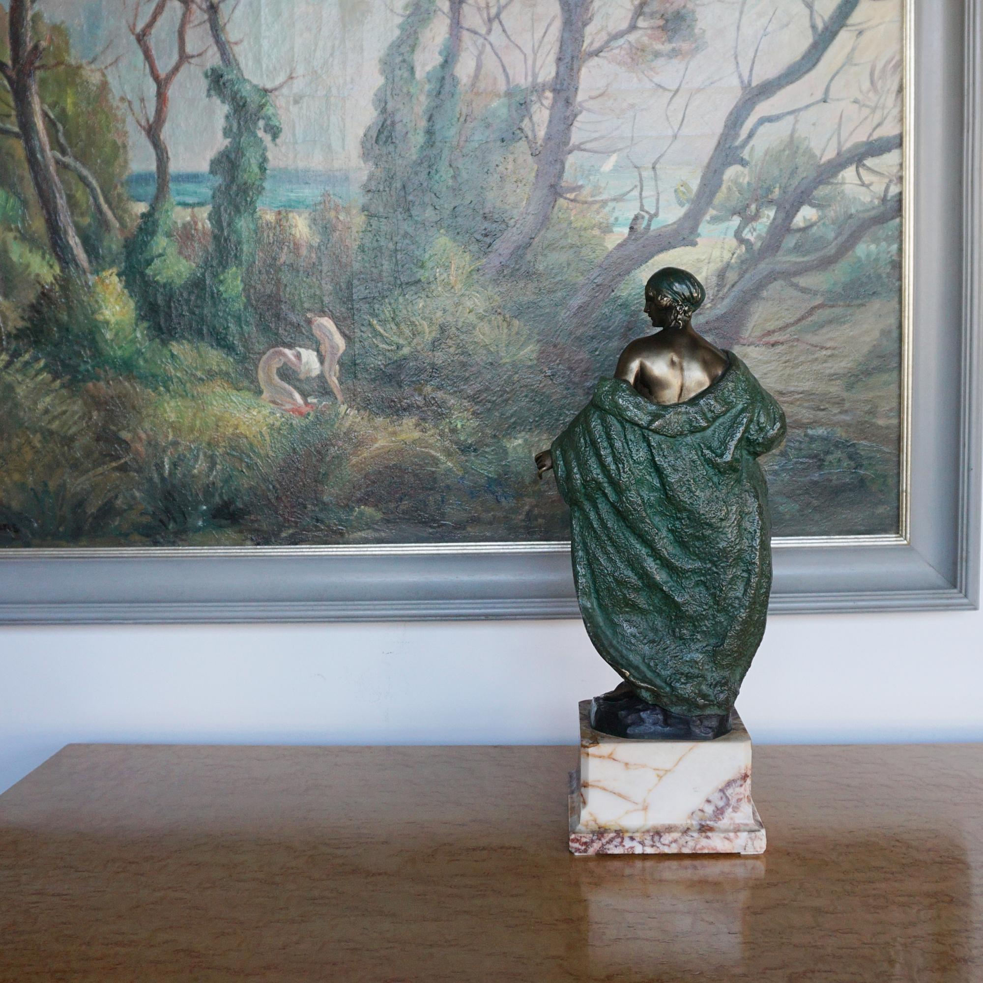 Escultura Art Decó de bronce pintado en frío de una dama desnuda con manto drapeado en venta 5