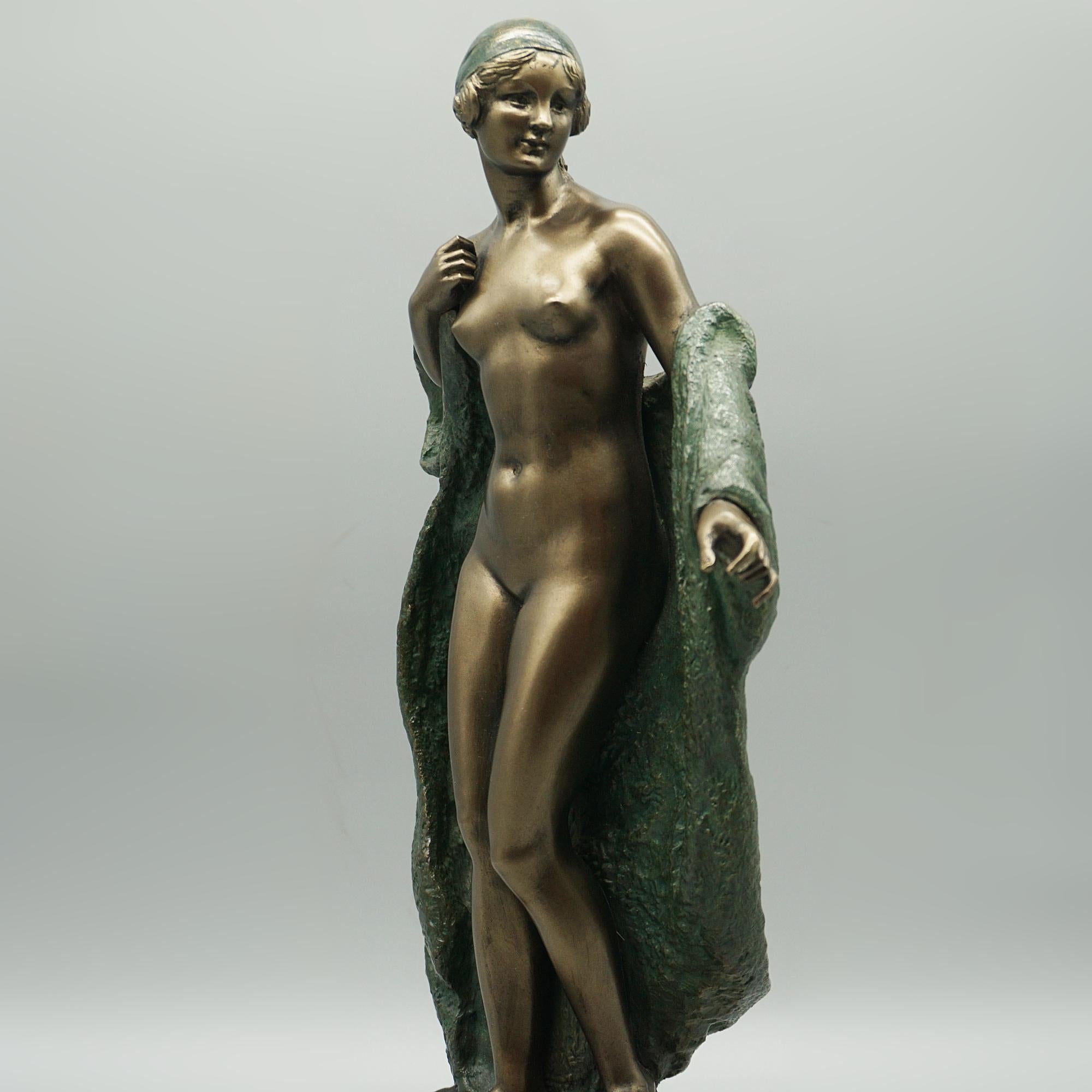 Escultura Art Decó de bronce pintado en frío de una dama desnuda con manto drapeado en venta 6