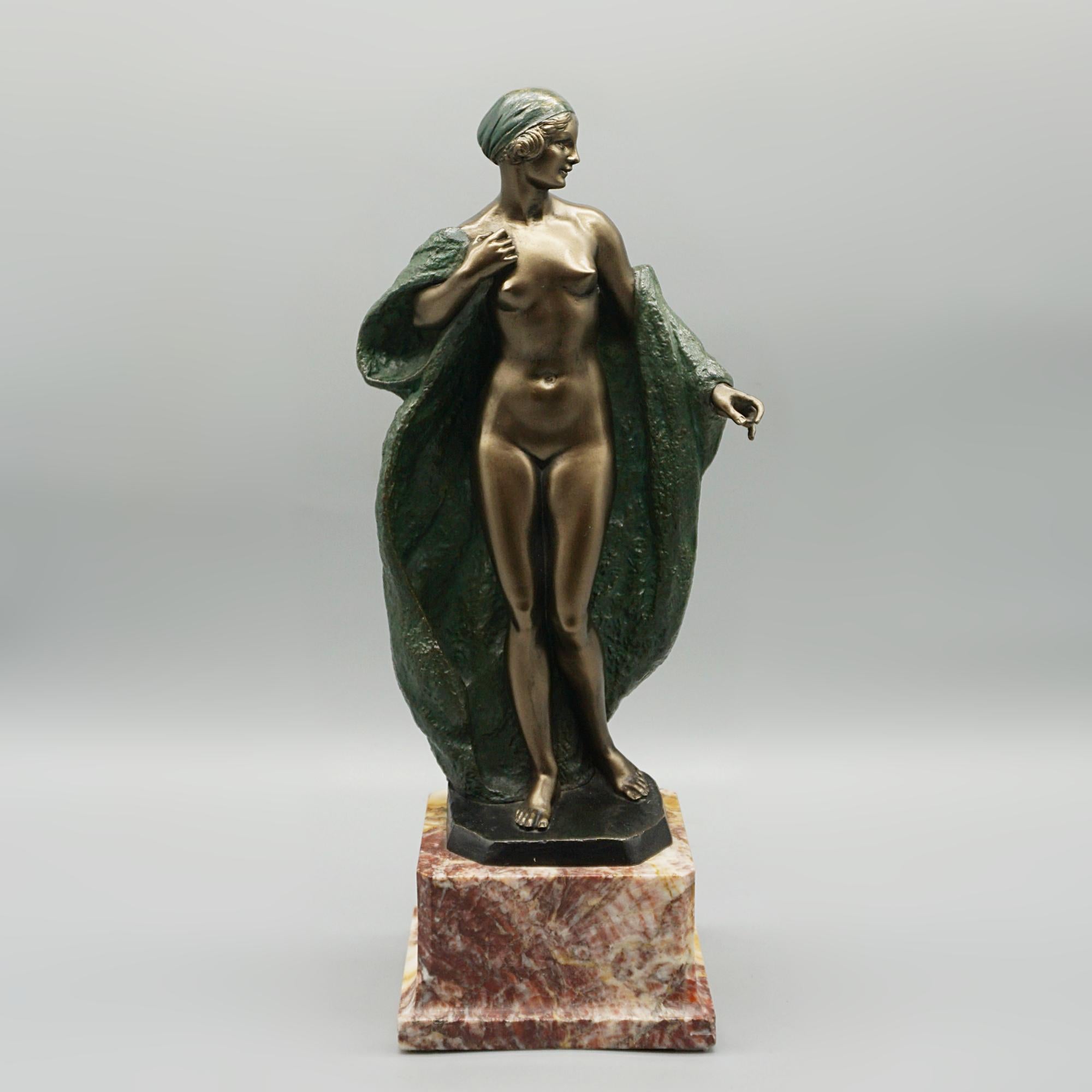 Escultura Art Decó de bronce de Joé Descomps de una dama desnuda con un manto verde patinado suelto y un pañuelo de color a juego. Firmado 
