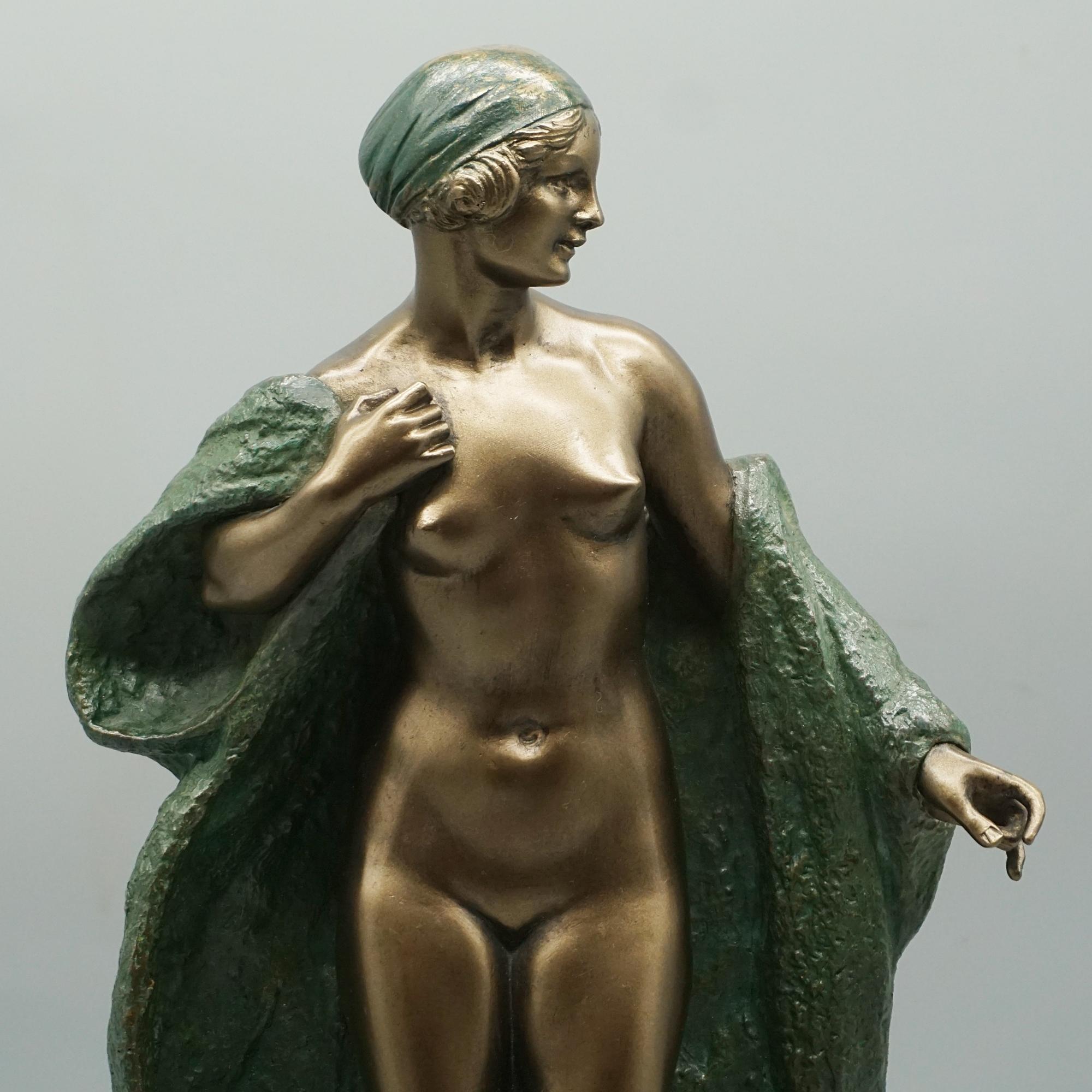 Escultura Art Decó de bronce pintado en frío de una dama desnuda con manto drapeado Francés en venta