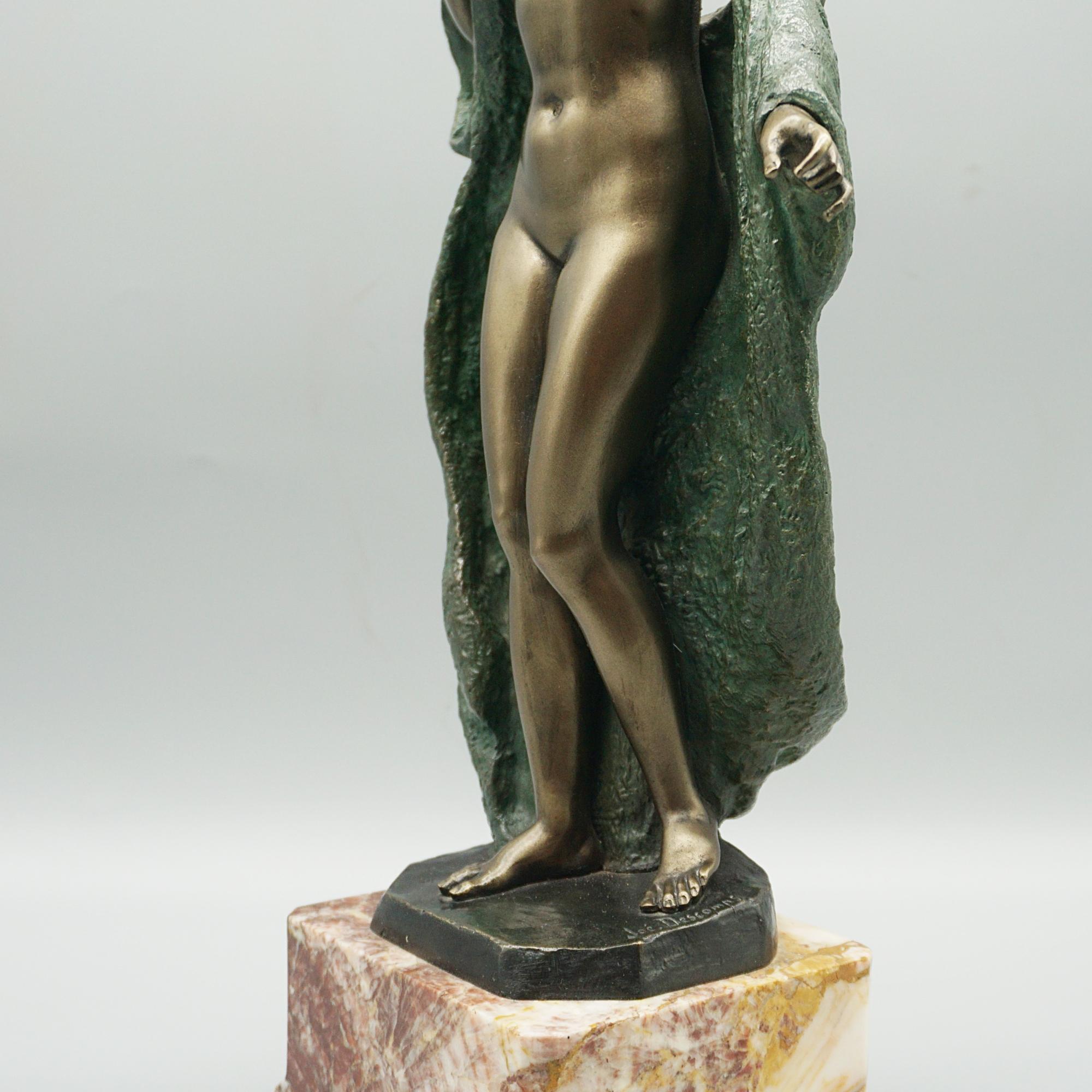 Escultura Art Decó de bronce pintado en frío de una dama desnuda con manto drapeado en Bueno estado para la venta en Forest Row, East Sussex