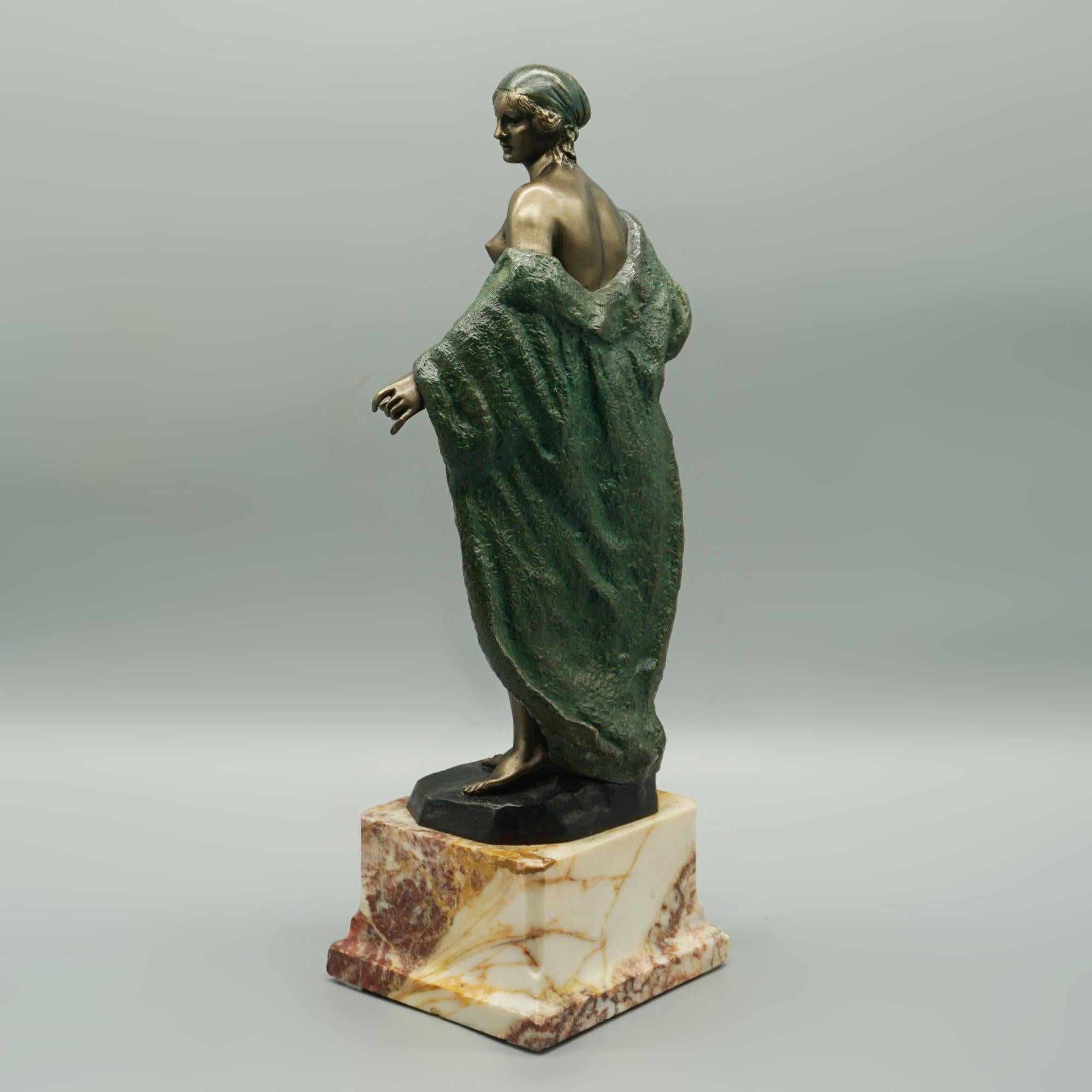 Escultura Art Decó de bronce pintado en frío de una dama desnuda con manto drapeado principios del siglo XX en venta