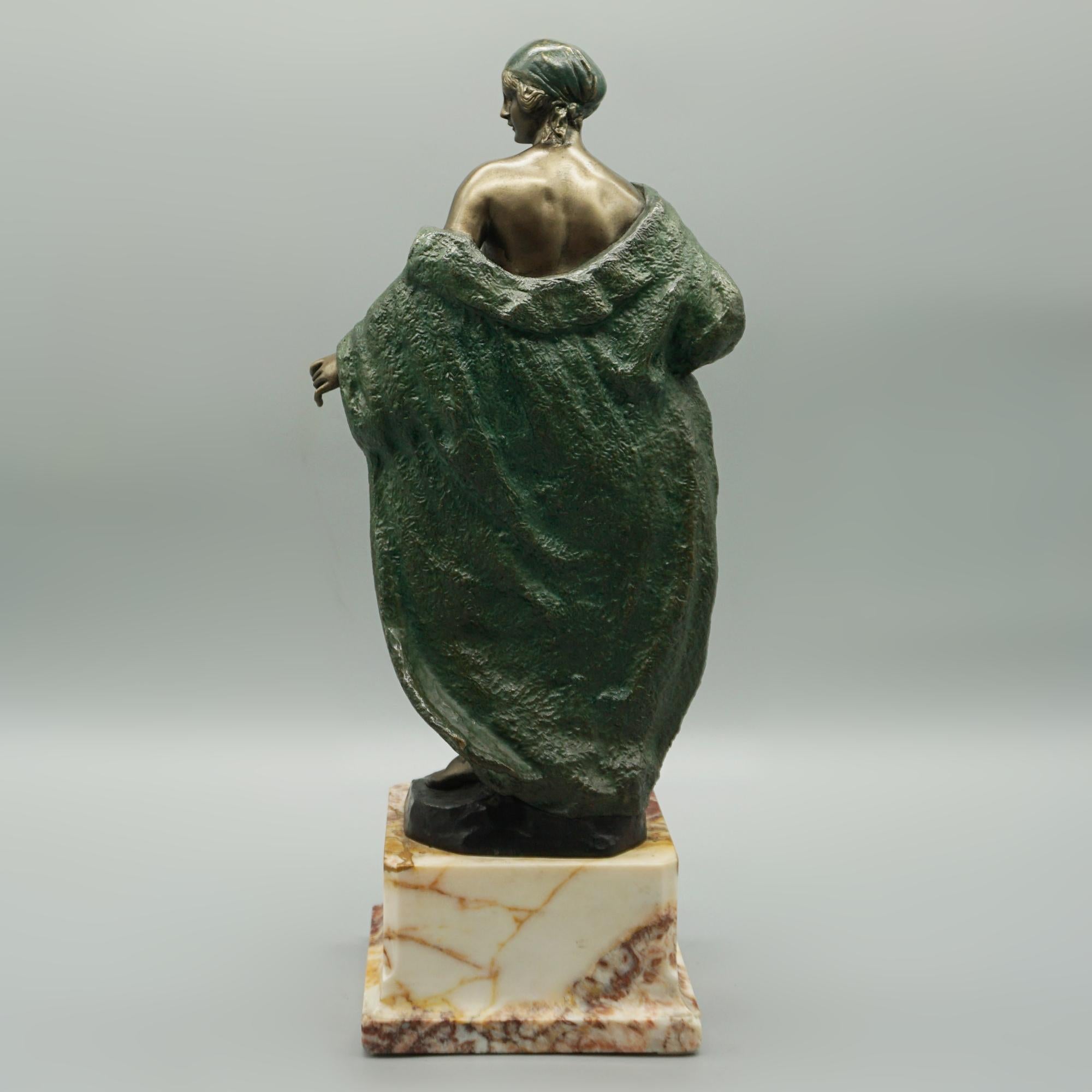 Escultura Art Decó de bronce pintado en frío de una dama desnuda con manto drapeado en venta 1