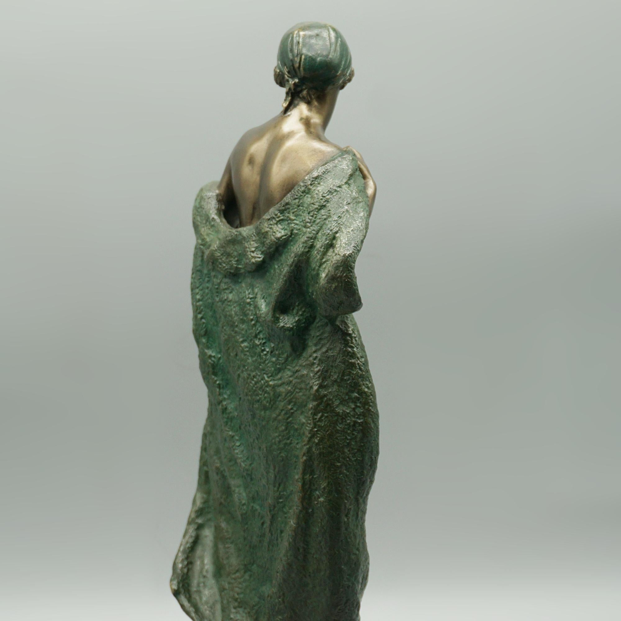 Escultura Art Decó de bronce pintado en frío de una dama desnuda con manto drapeado en venta 2