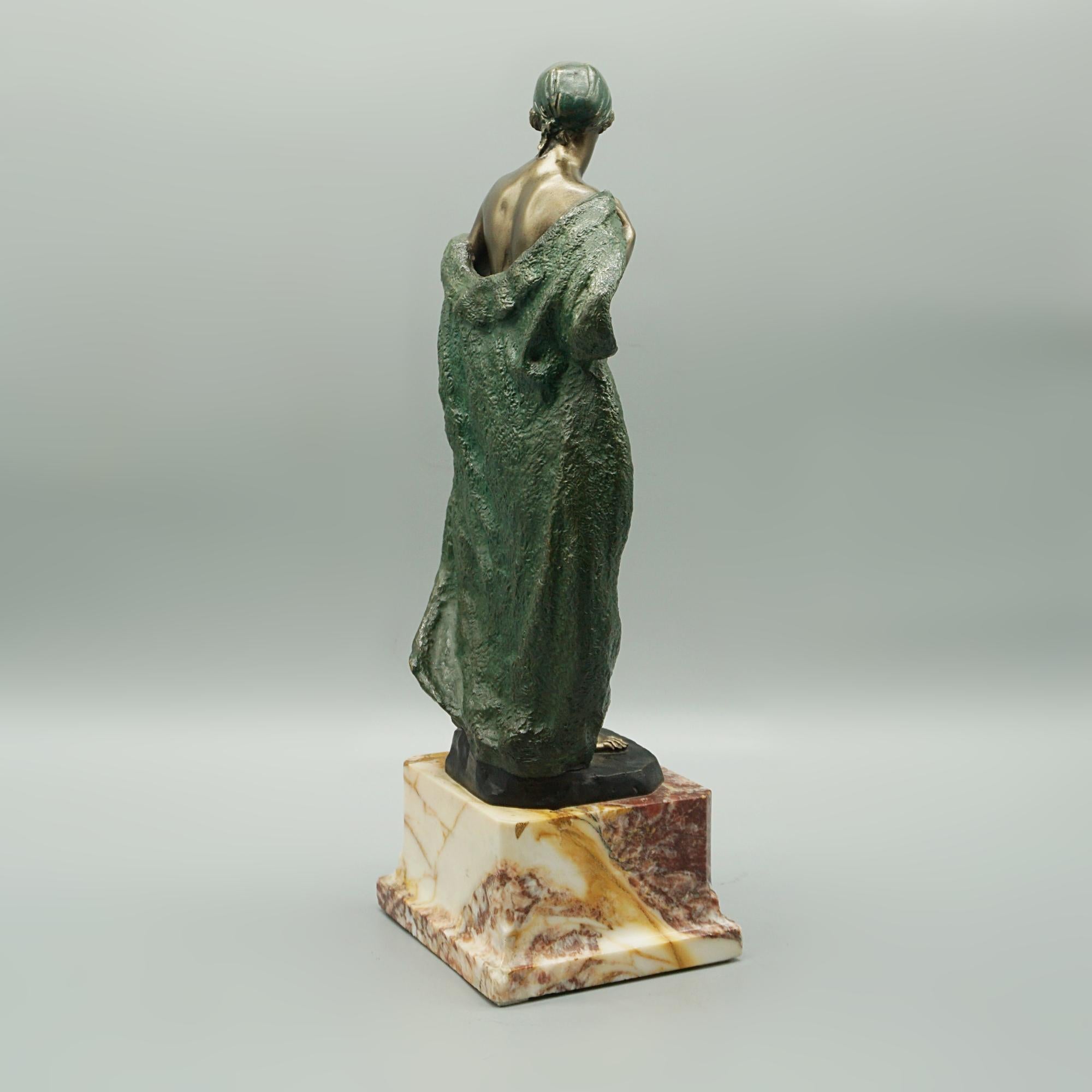Escultura Art Decó de bronce pintado en frío de una dama desnuda con manto drapeado en venta 3