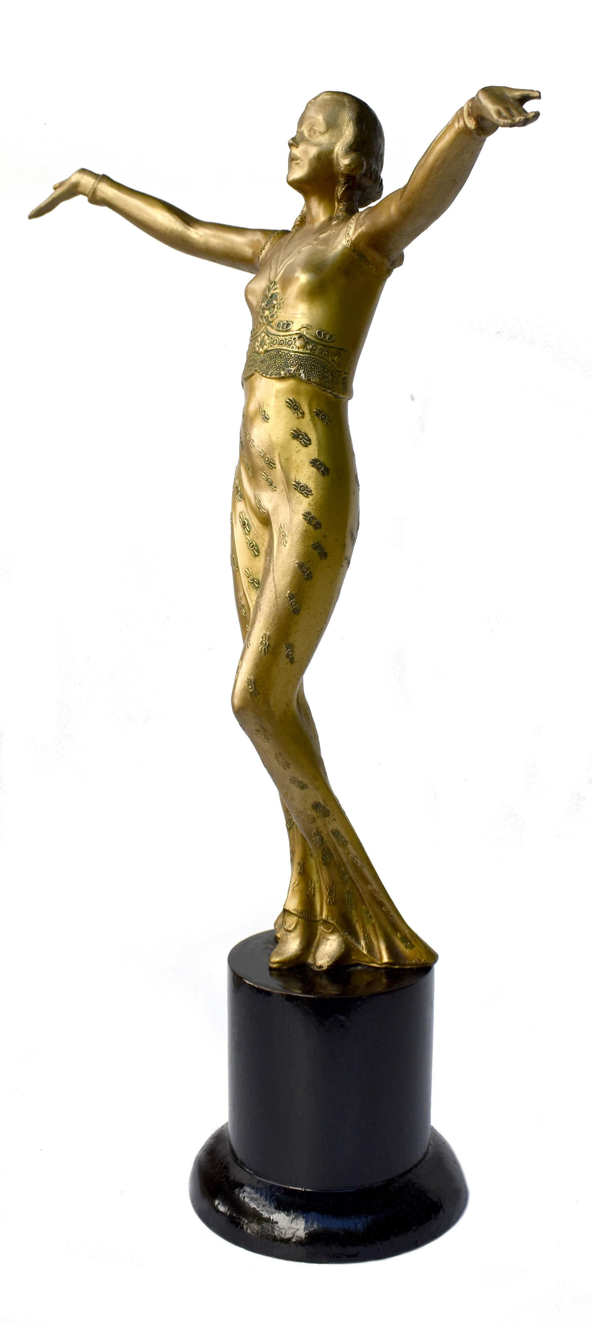 Standing 36 cm is this very attractive Art Deco cold painted 'Hollywood' Figure. Just shows the normal age related marks to a period piece, nothing unsightly or noteworthy. She stands on a wooden ebonized plinth. She has no makers marks but she is