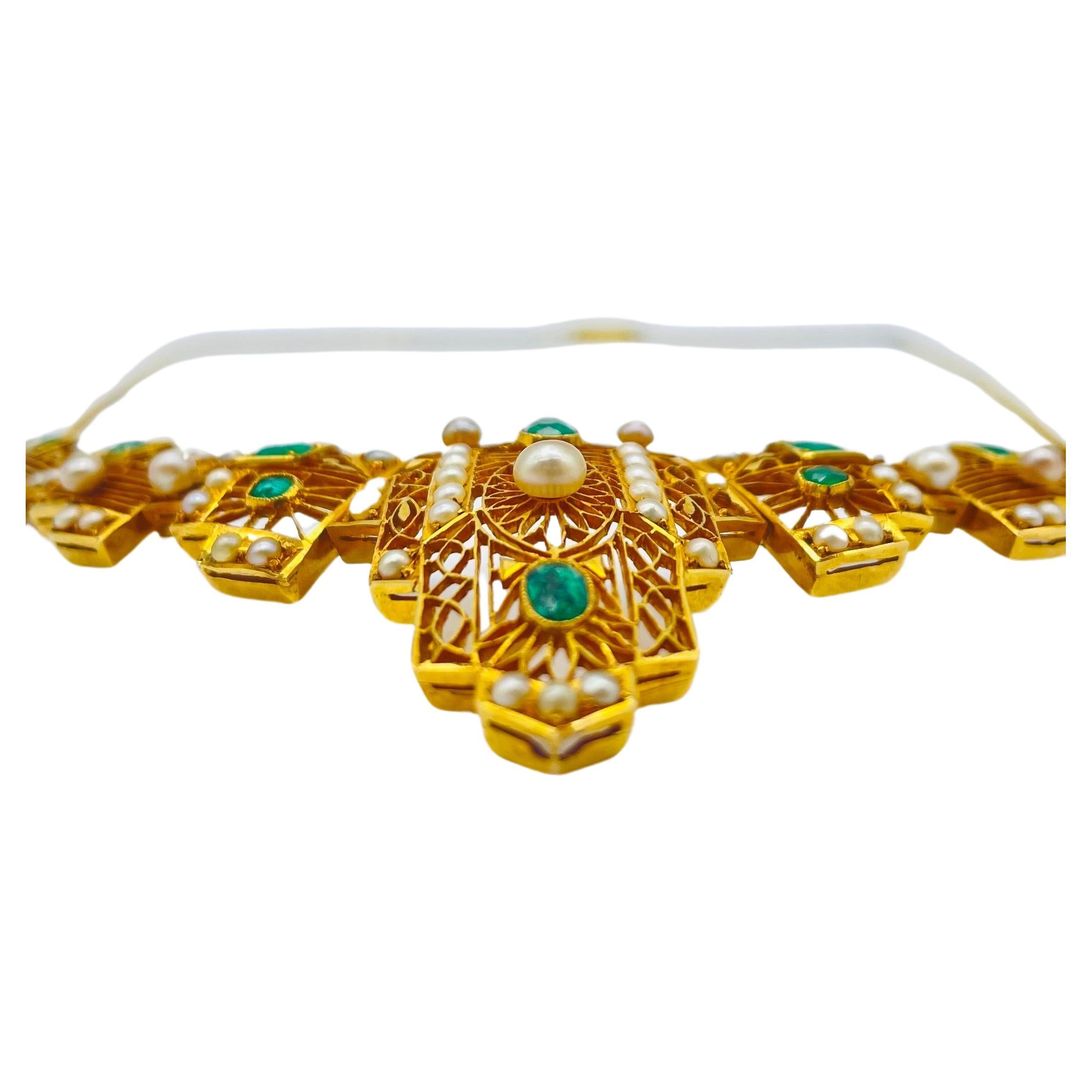 Begeben Sie sich auf eine traumhafte Reise mit dieser exquisiten Halskette aus 14-karätigem Gelbgold mit einem atemberaubenden Colli-Anhänger. Die filigrane Handwerkskunst dieses schönen Colli ist eine Hommage an den Art-déco-Stil. Die filigranen