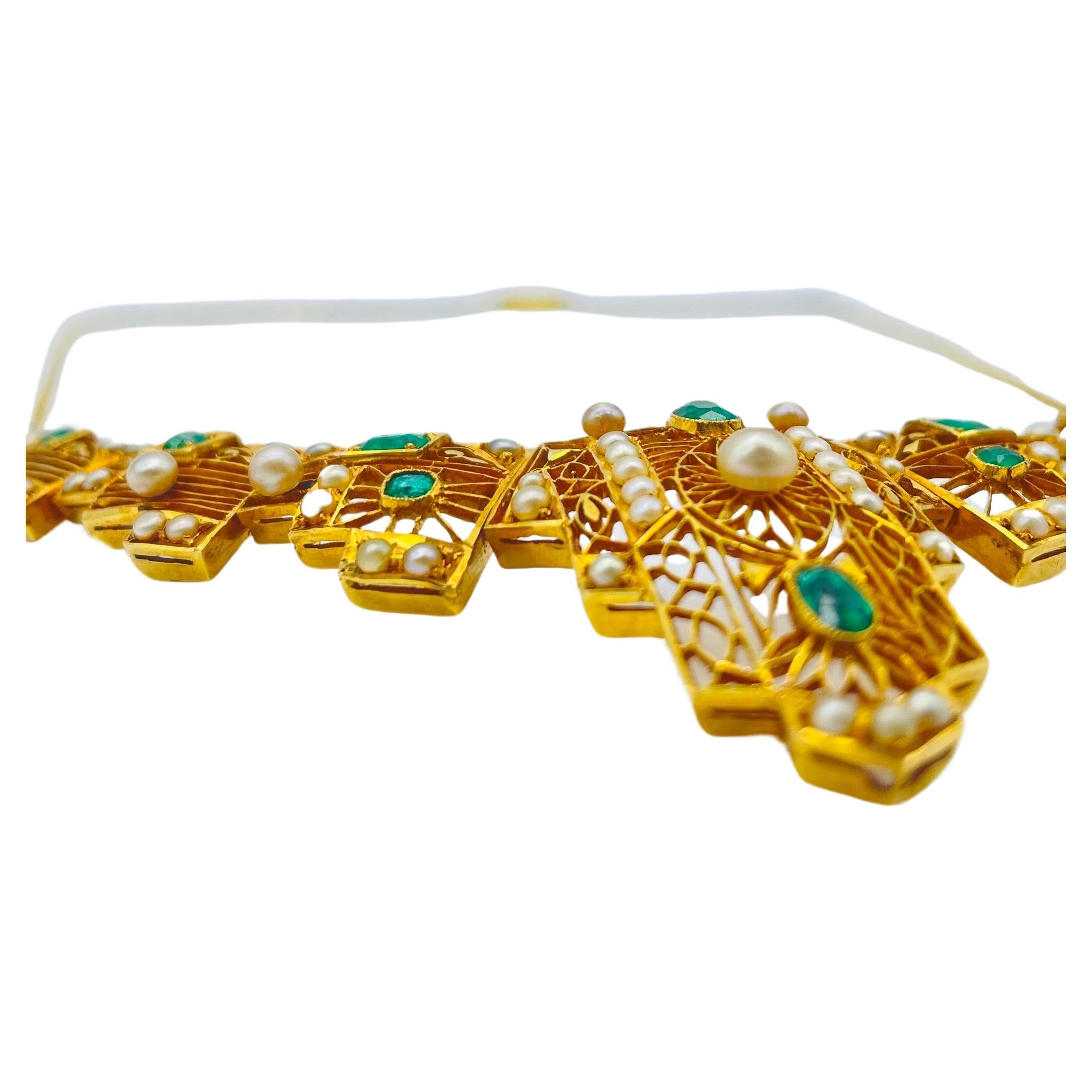 Art déco- Collie aus Gelbgold mit Smaragden und Perlen  (Ovalschliff) im Angebot